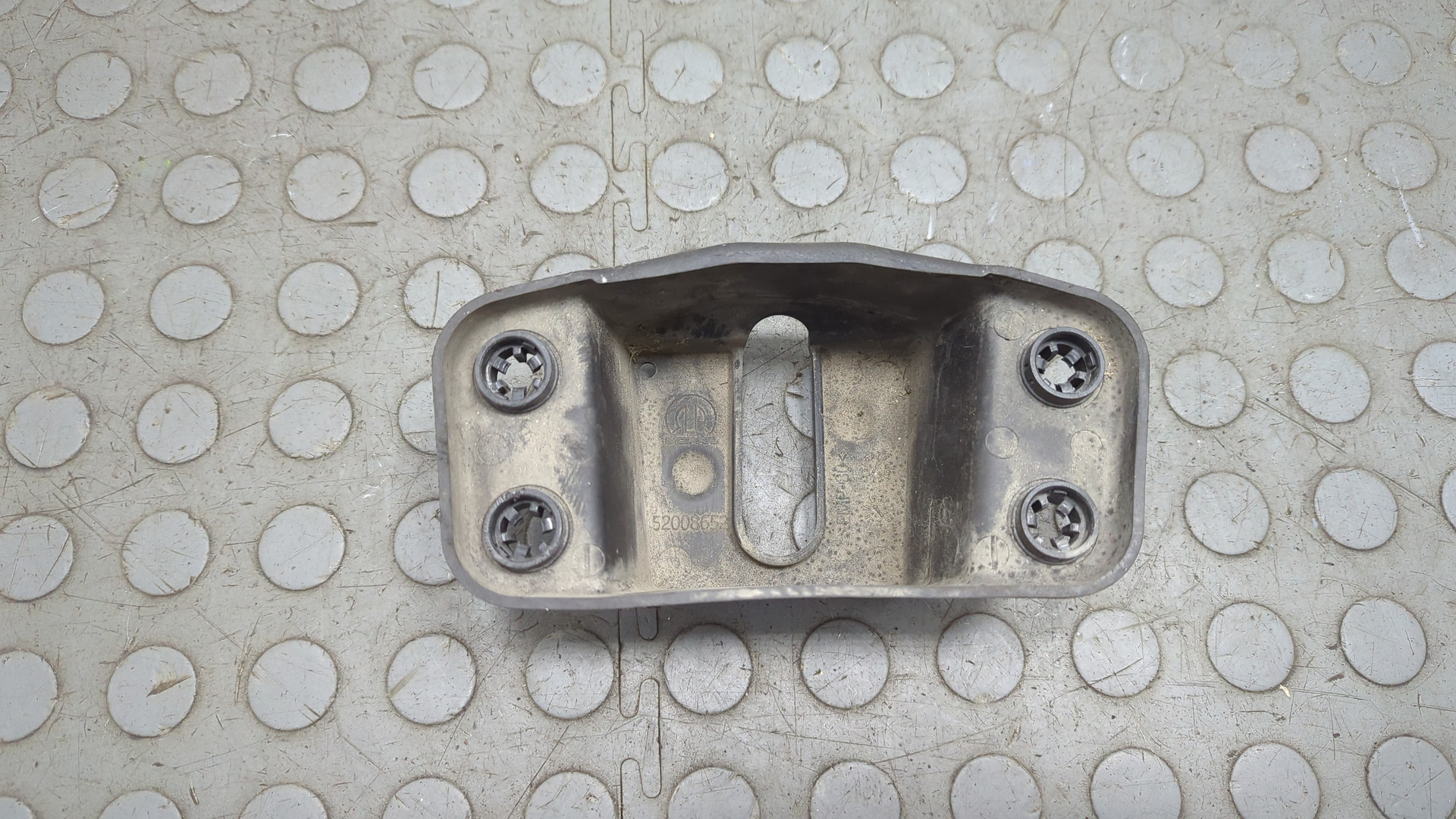 Кожух замка капота