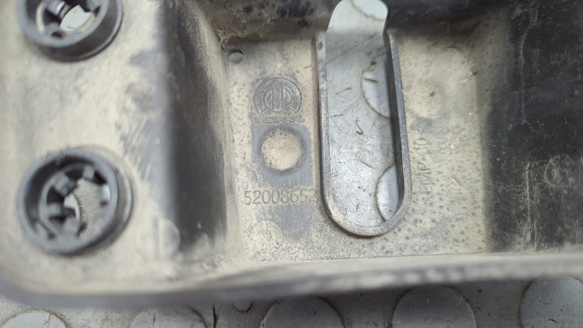 Кожух замка капота