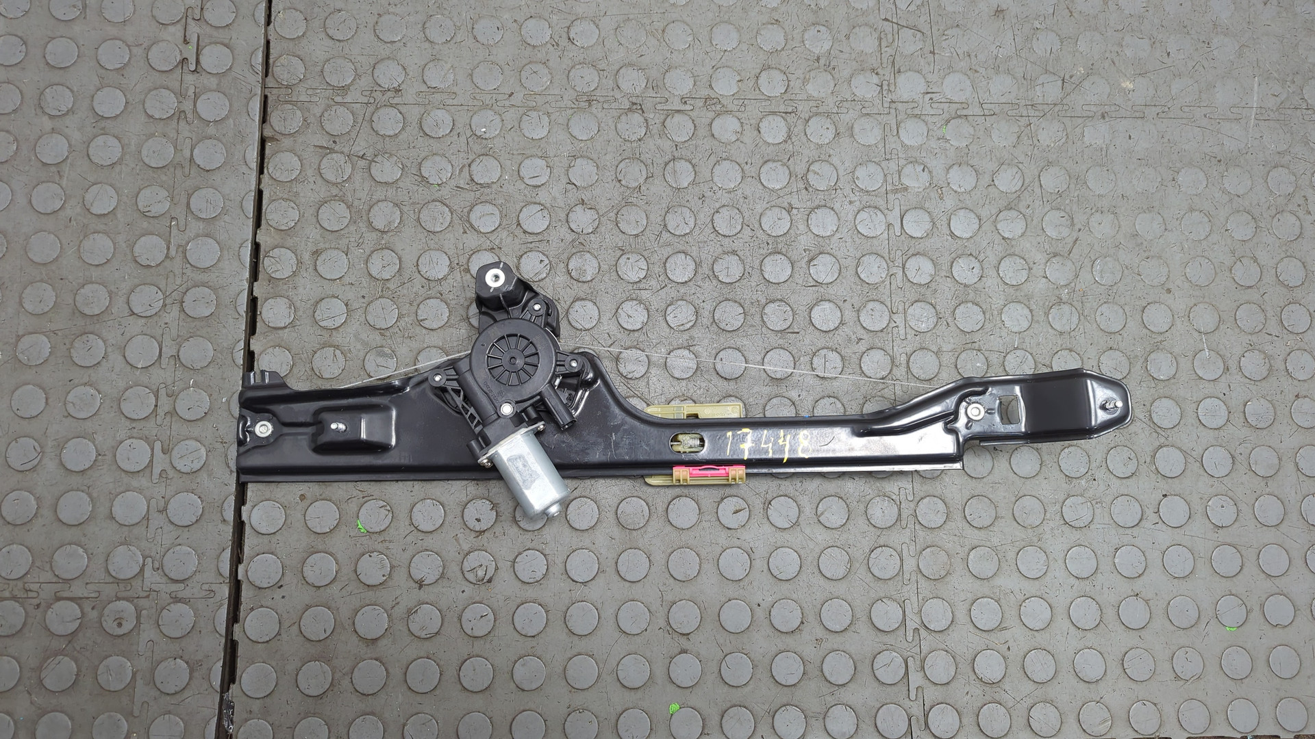 Стеклоподъемник электр. задний левый