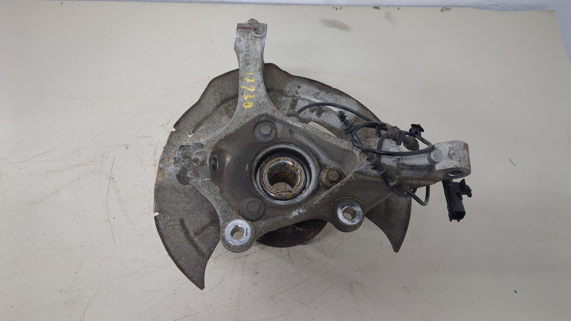 Кулак поворотный передний левый