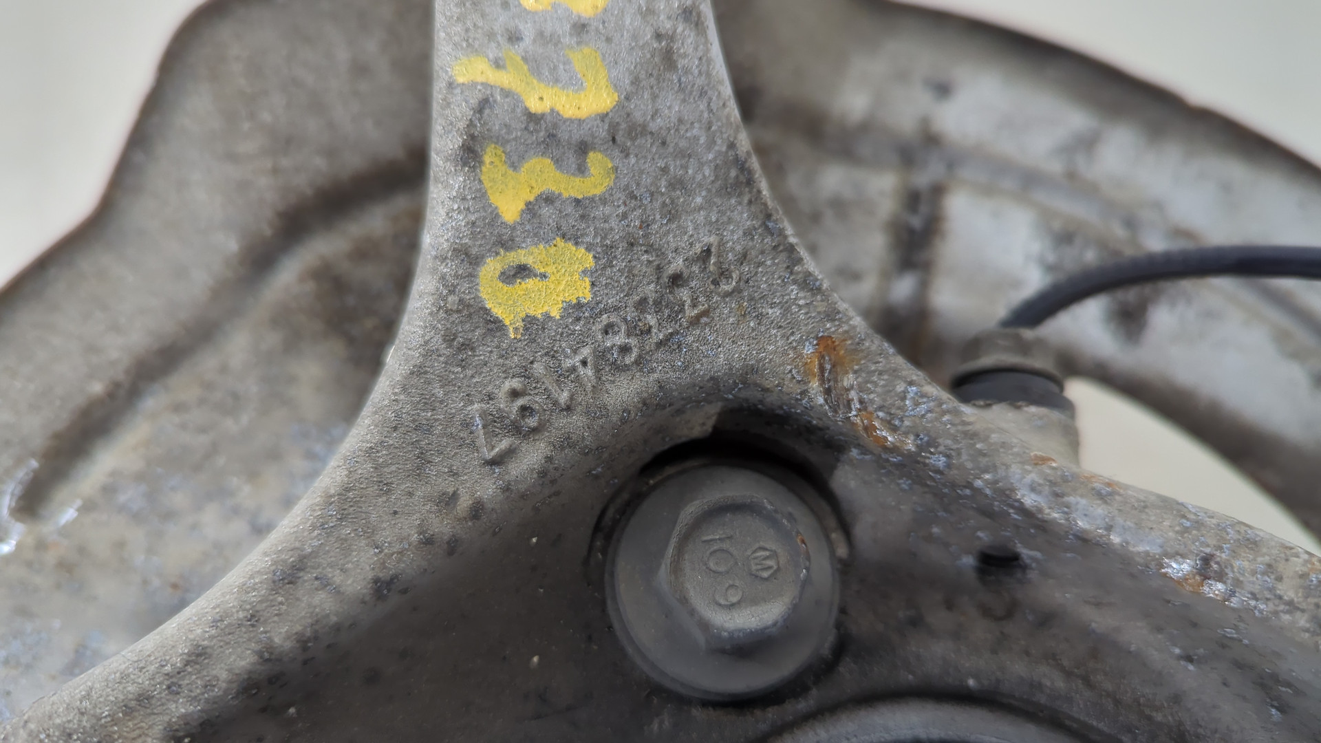 Кулак поворотный передний левый