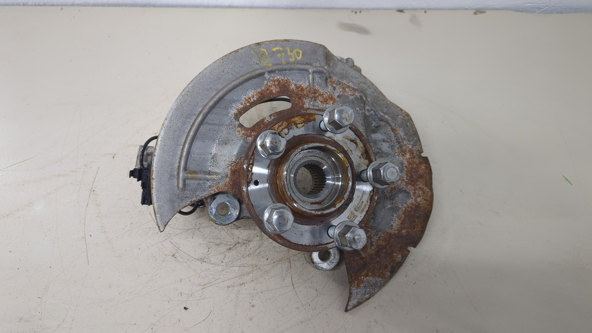 Кулак поворотный передний левый