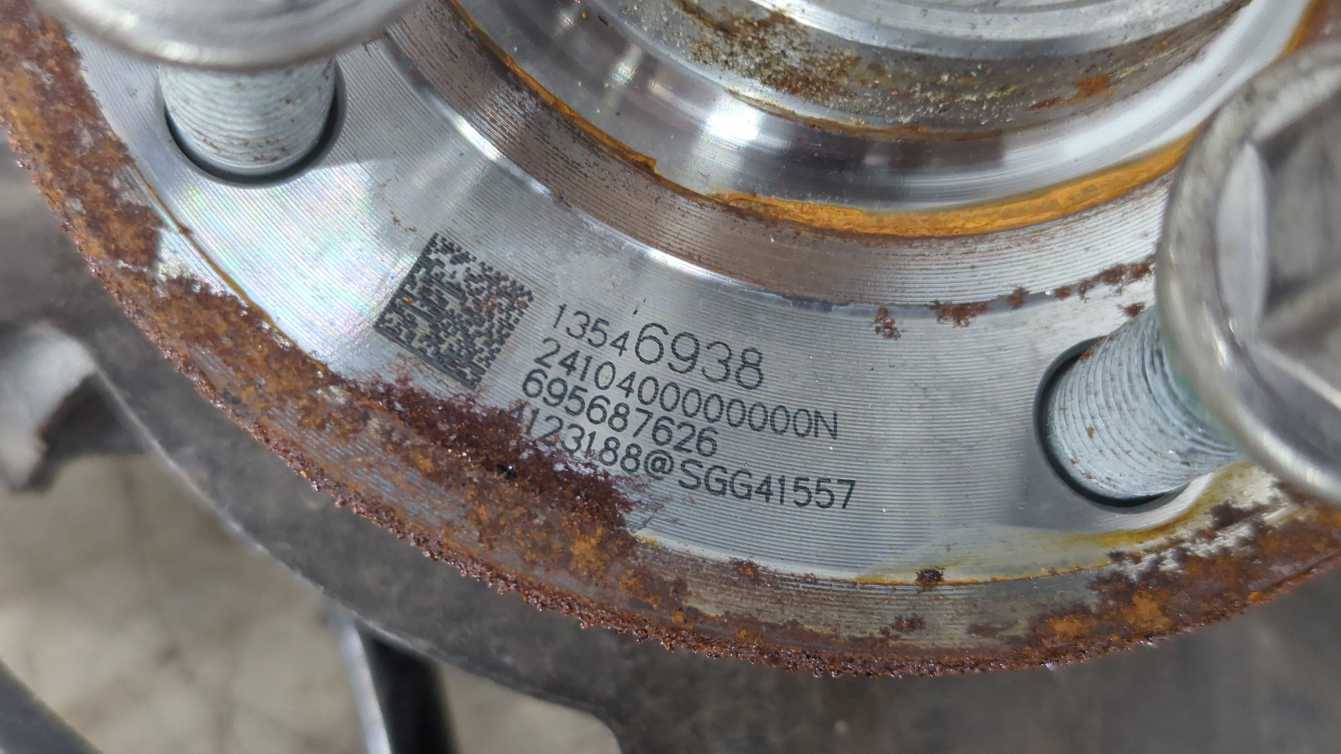 Кулак поворотный передний правый