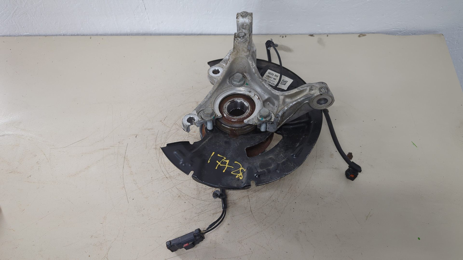 Кулак поворотный передний правый