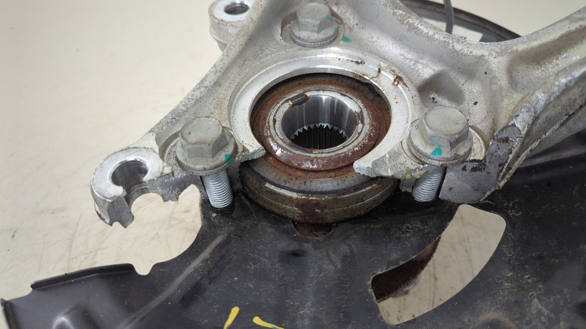 Кулак поворотный передний правый