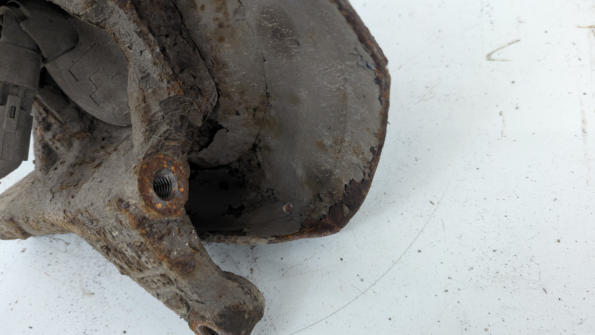 Кулак поворотный задний левый