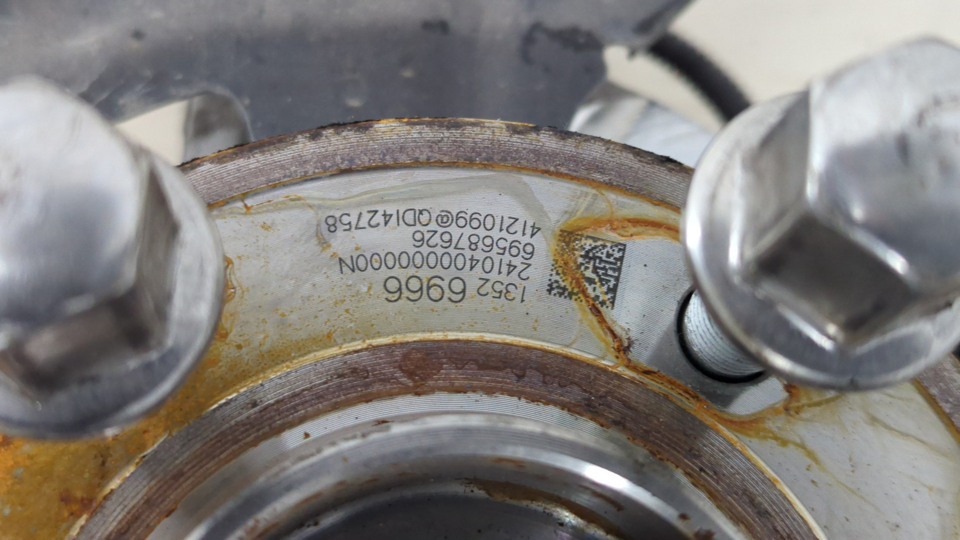 Кулак поворотный передний правый