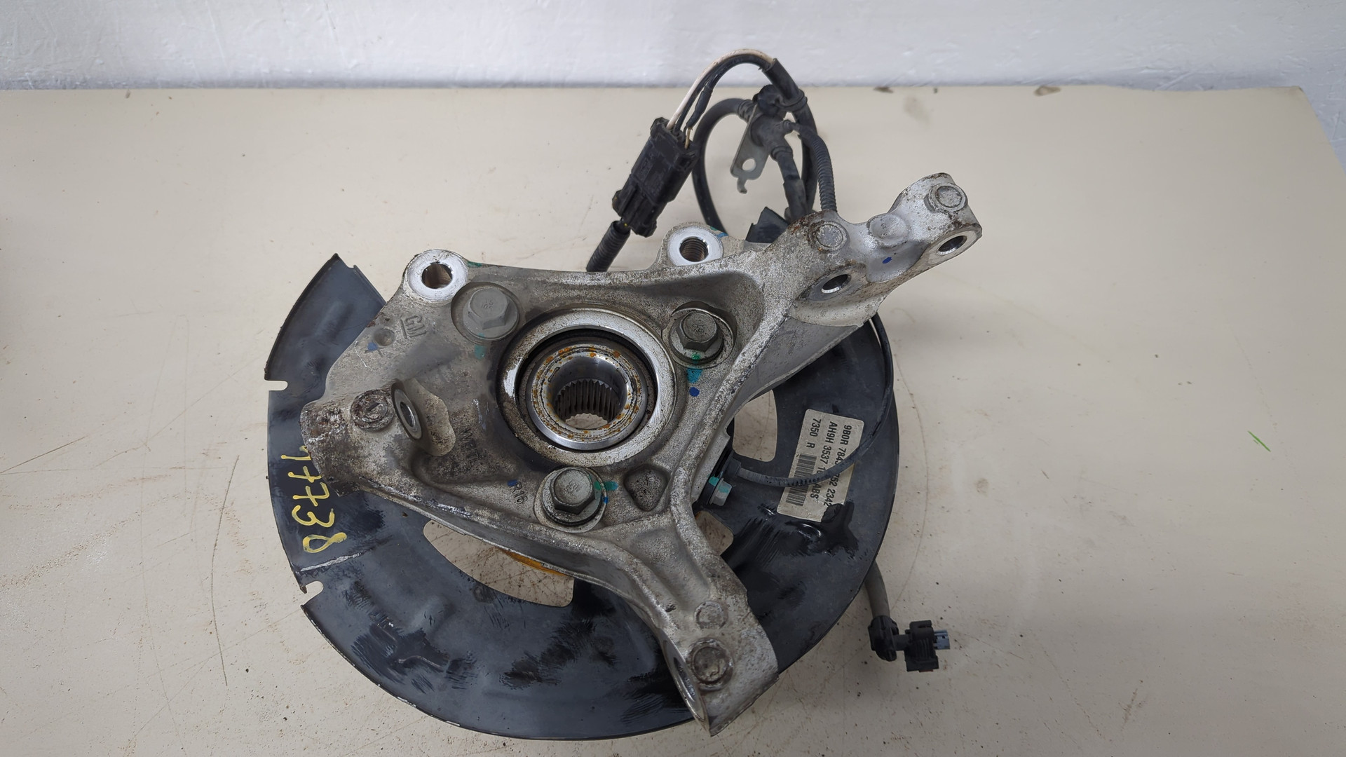 Кулак поворотный передний правый