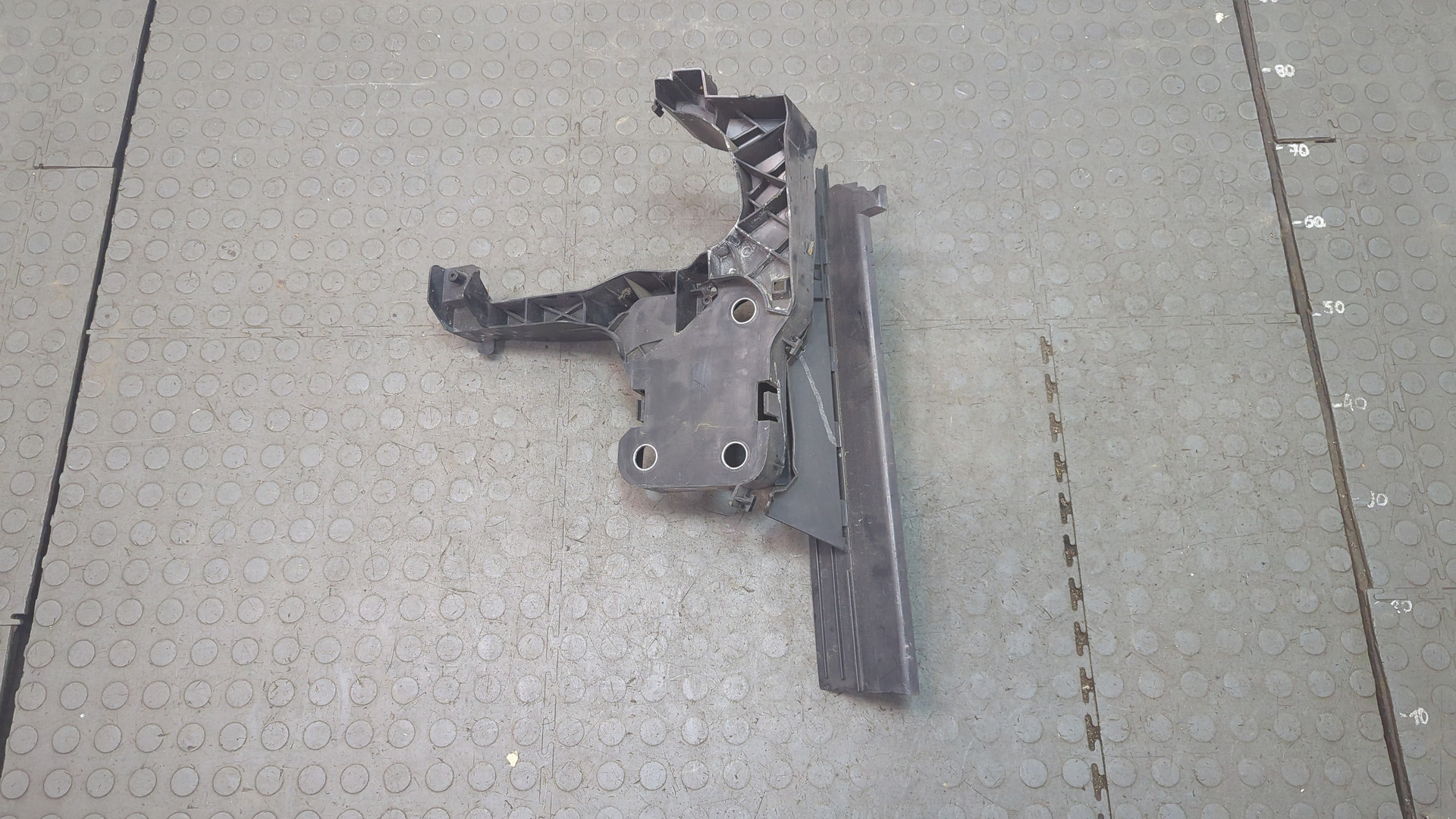 Кронштейн фар левый