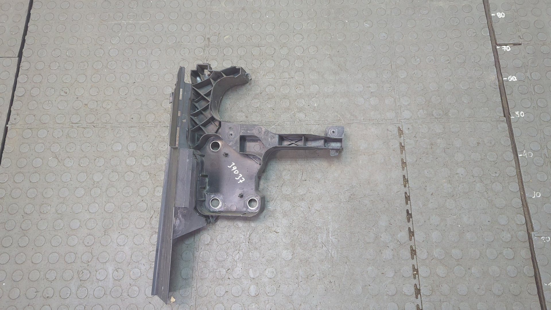 Кронштейн фар левый