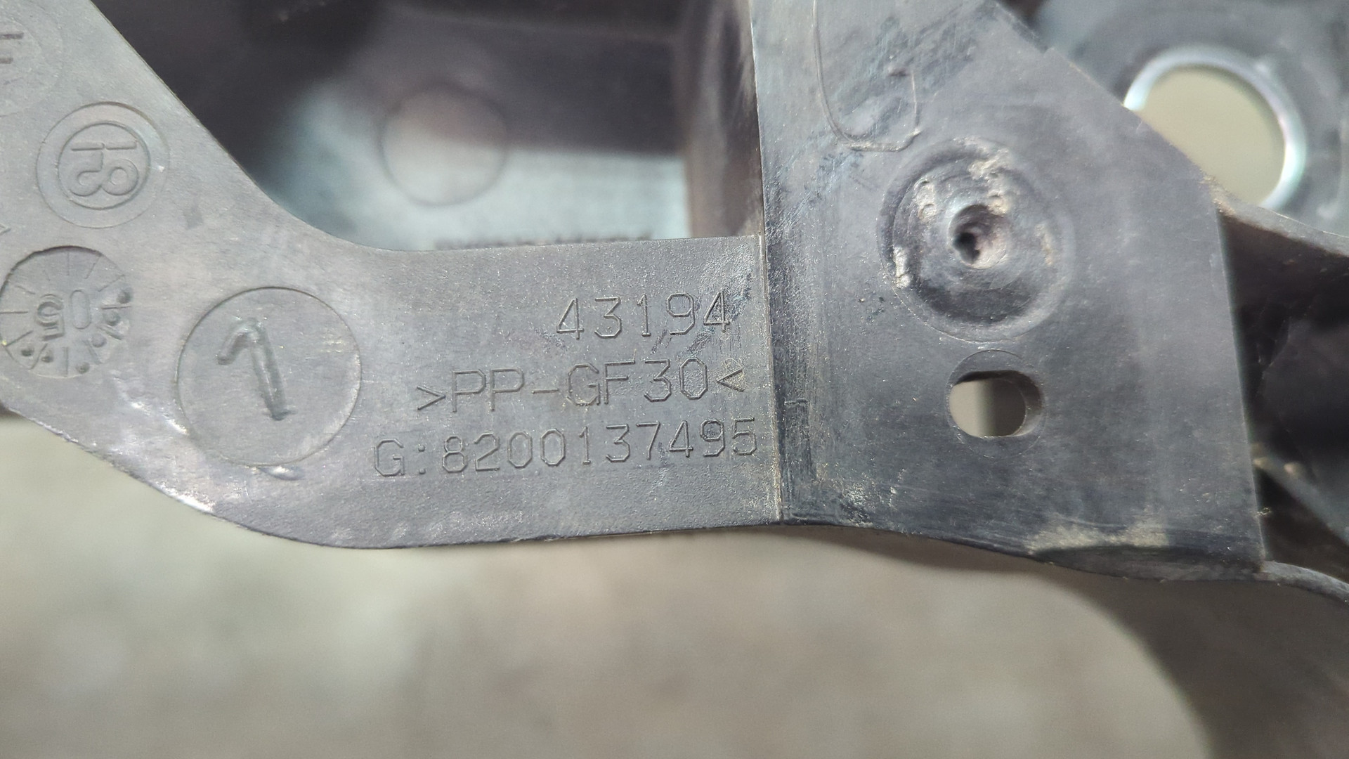 Кронштейн фар левый