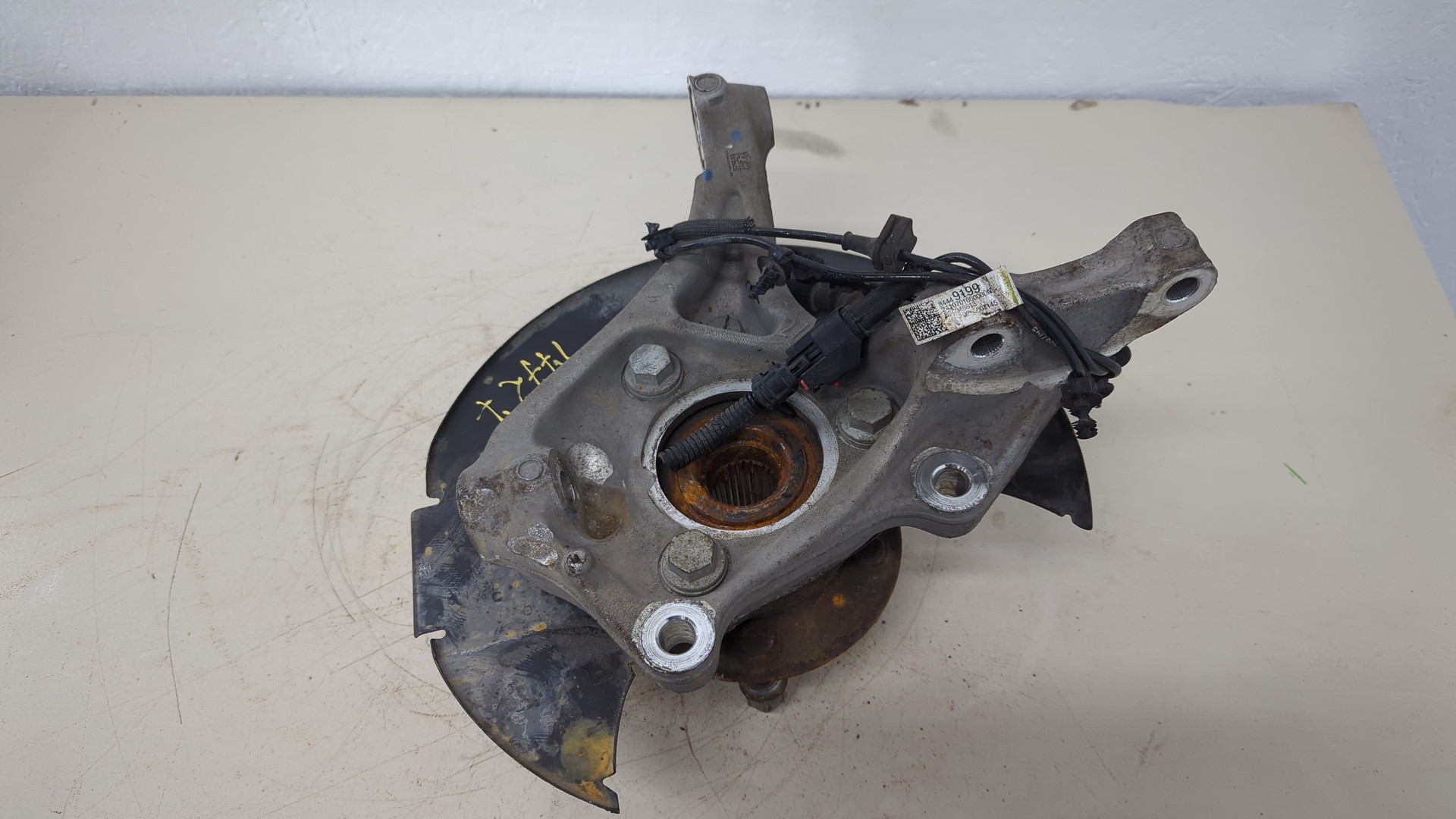 Кулак поворотный передний левый