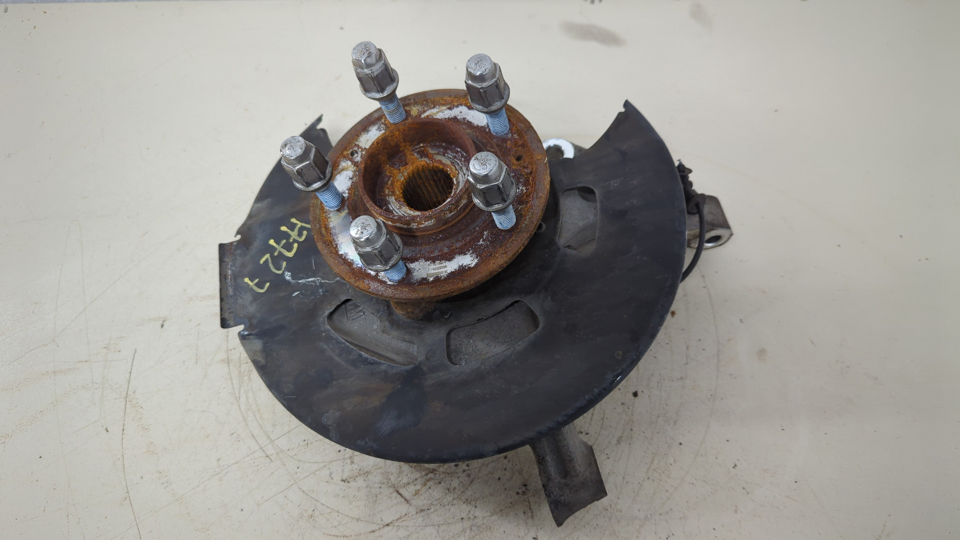 Кулак поворотный передний левый