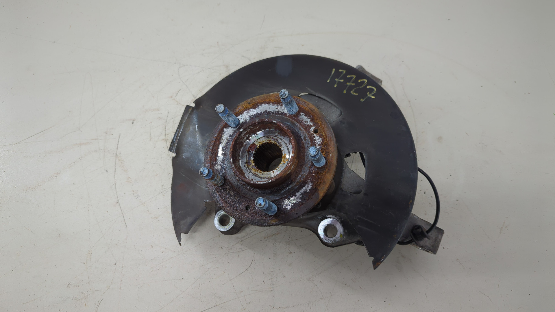 Кулак поворотный передний правый