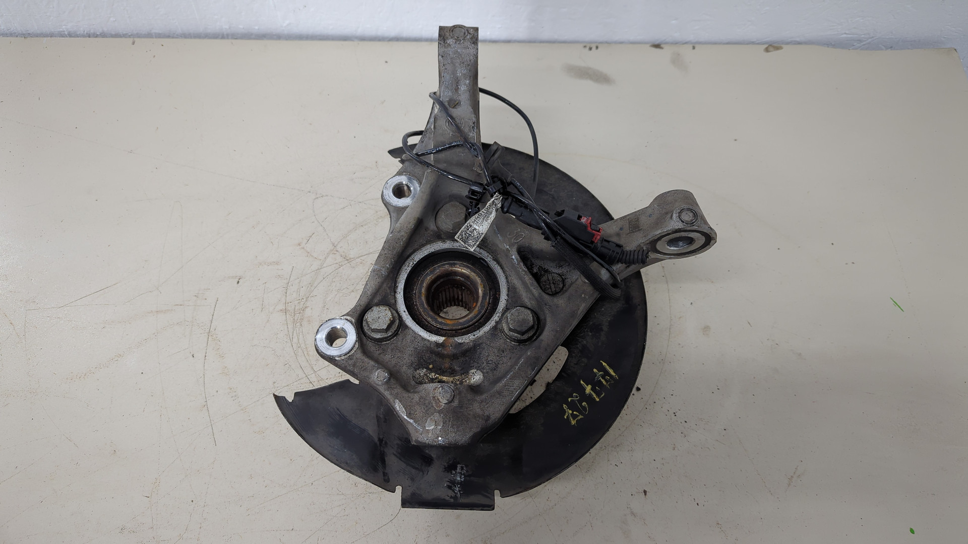 Кулак поворотный передний правый