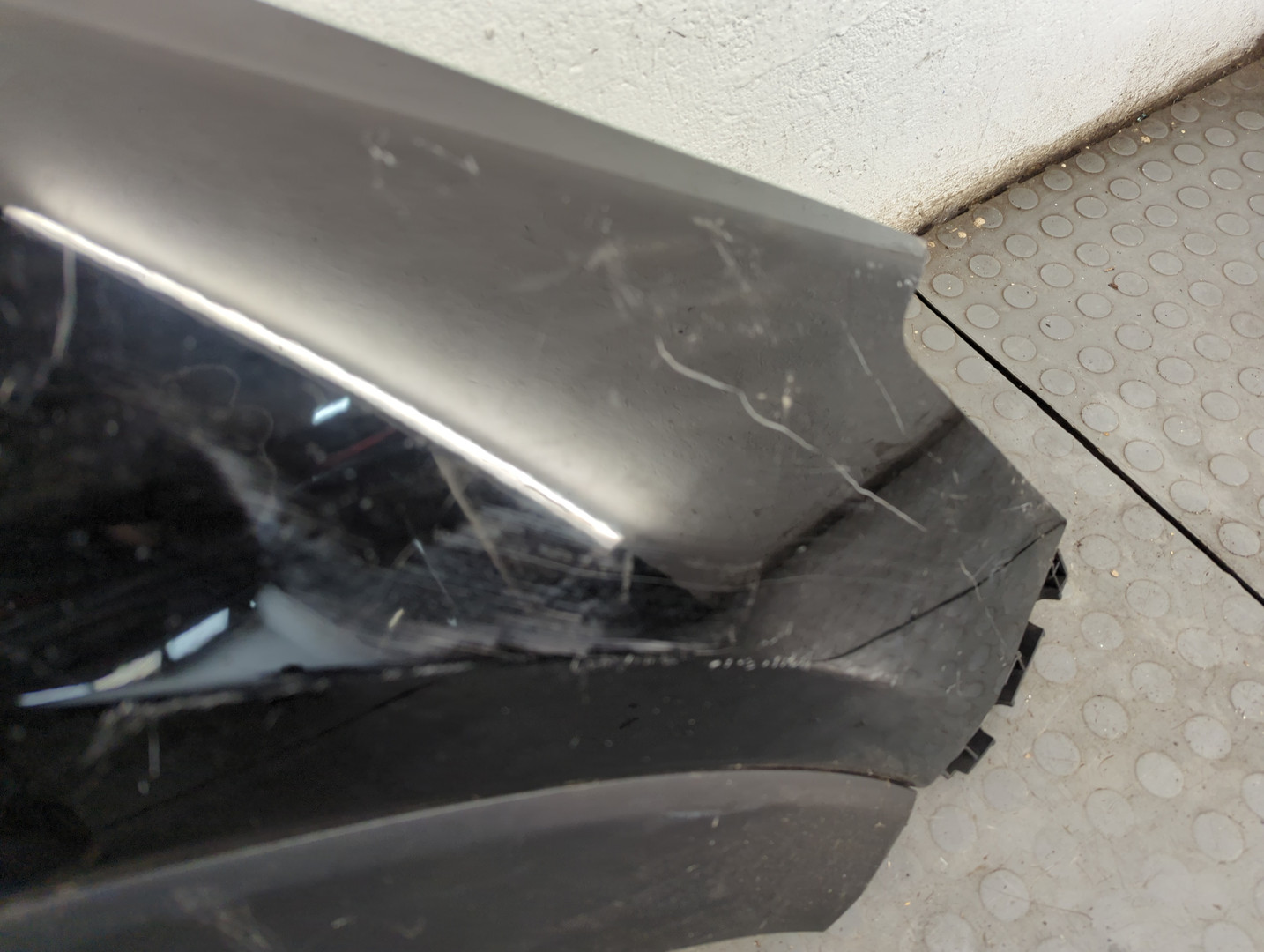 Крыло переднее правое