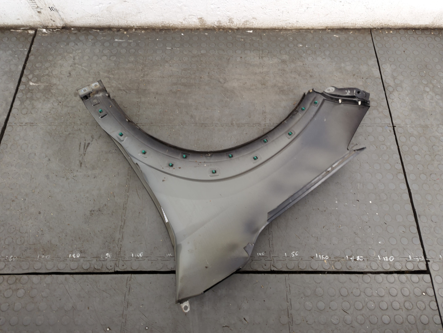 Крыло переднее правое