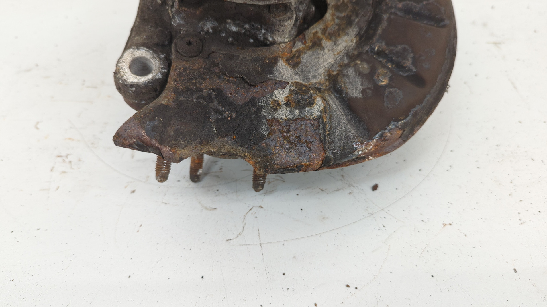 Кулак поворотный передний левый