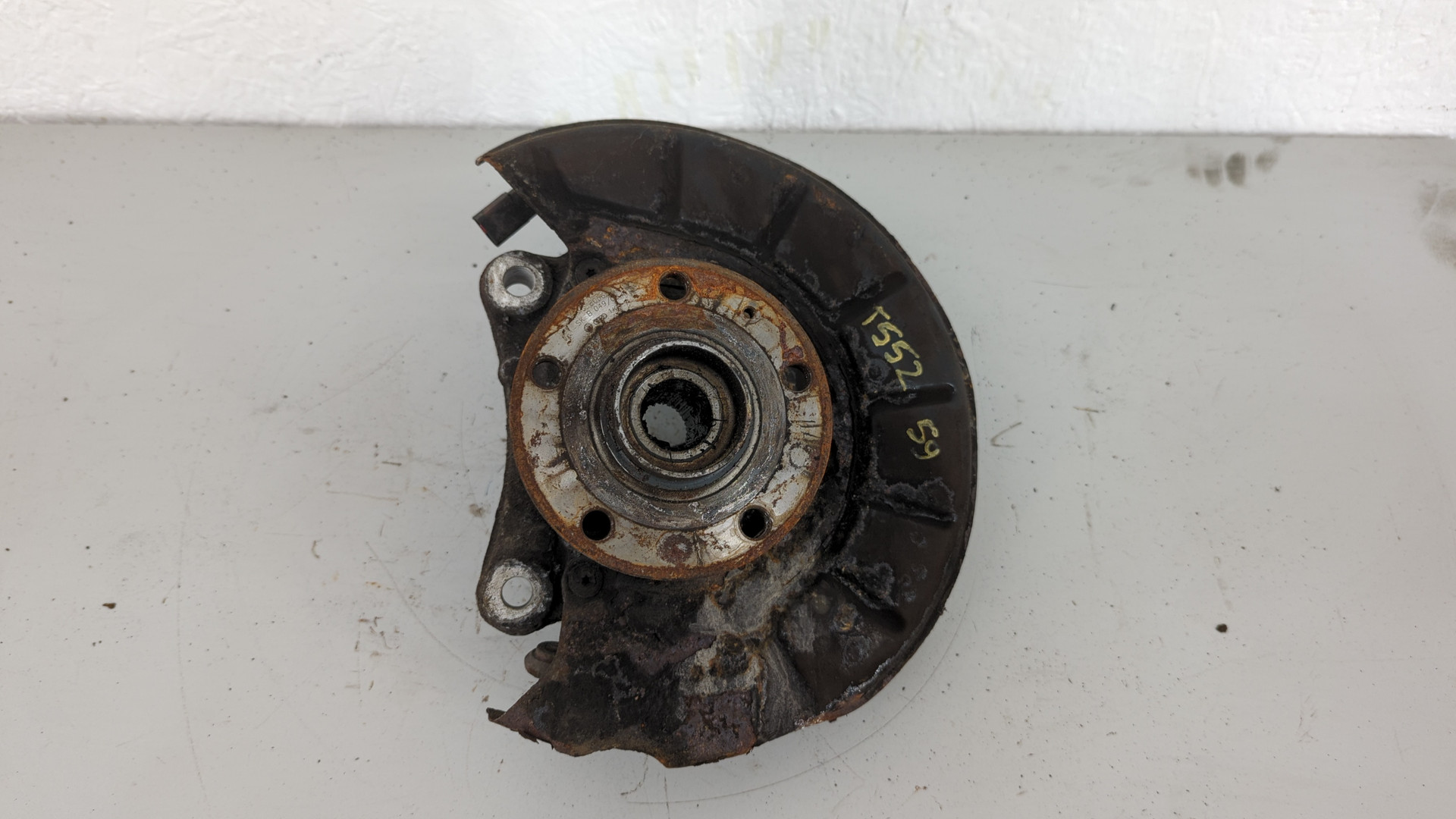 Кулак поворотный передний левый