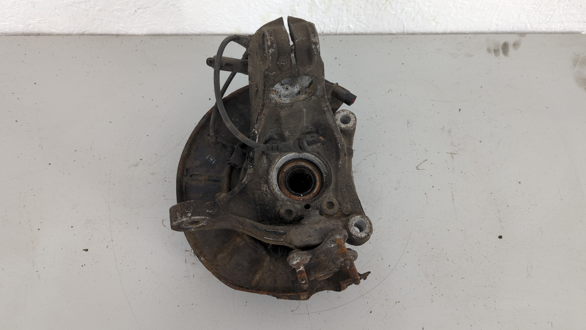 Кулак поворотный передний левый