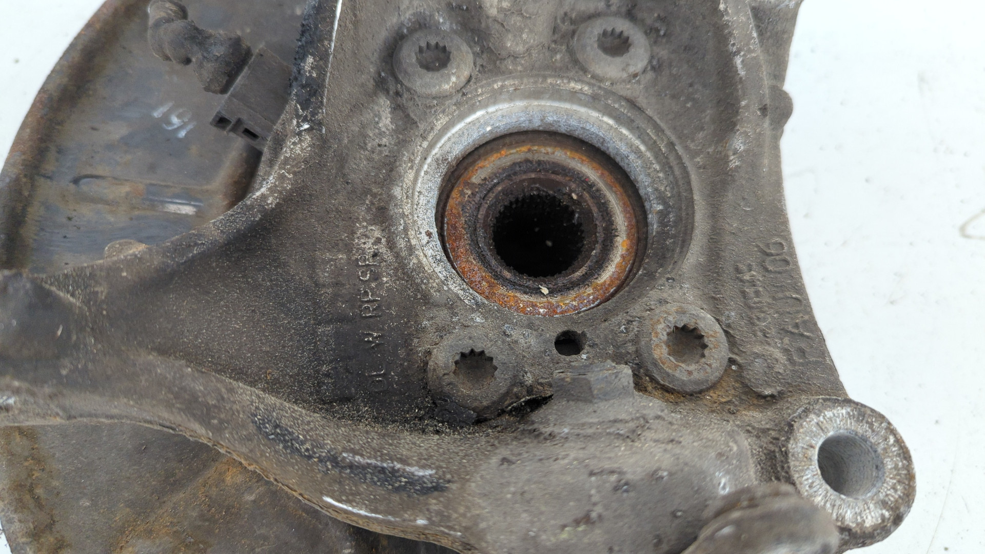 Кулак поворотный передний левый