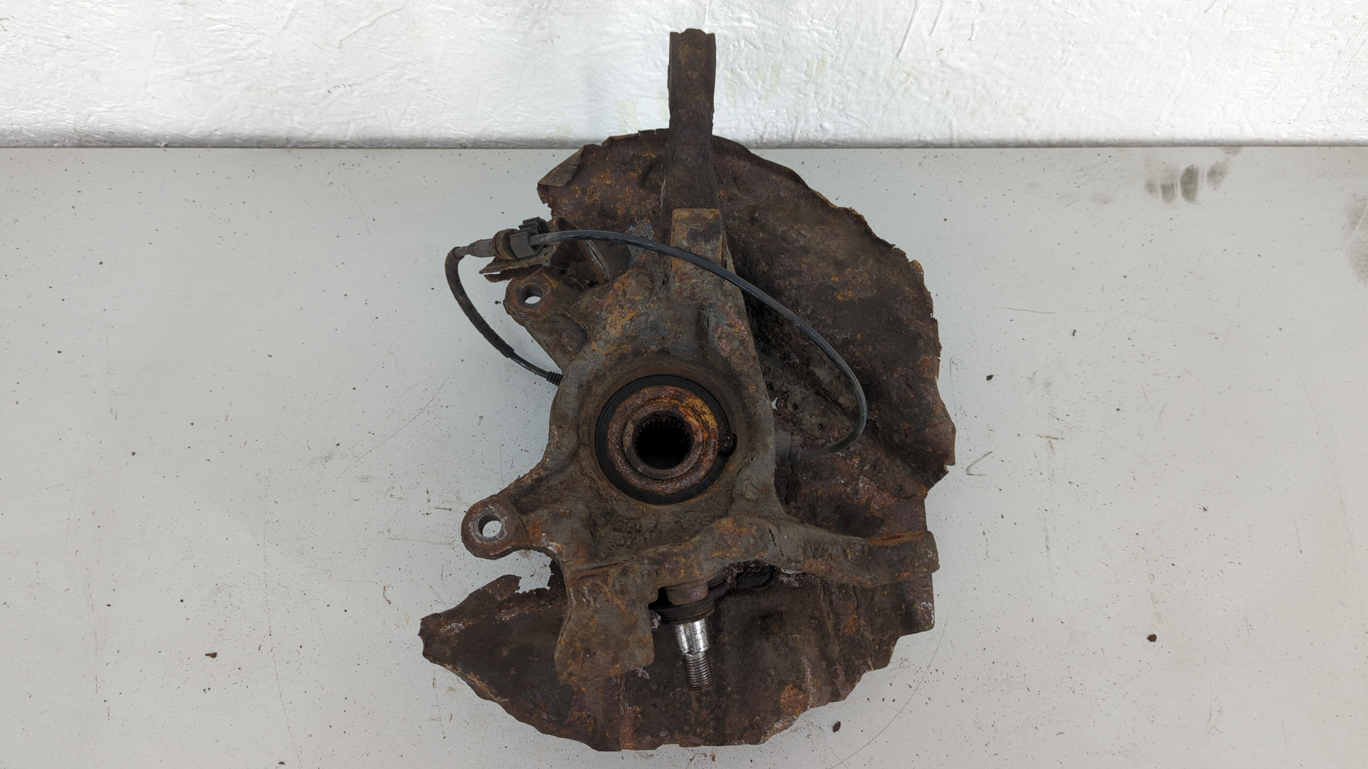 Кулак поворотный передний левый