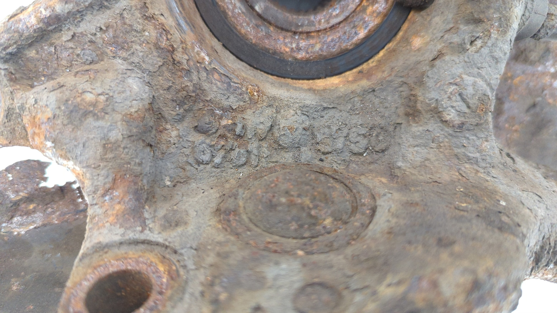 Кулак поворотный передний левый