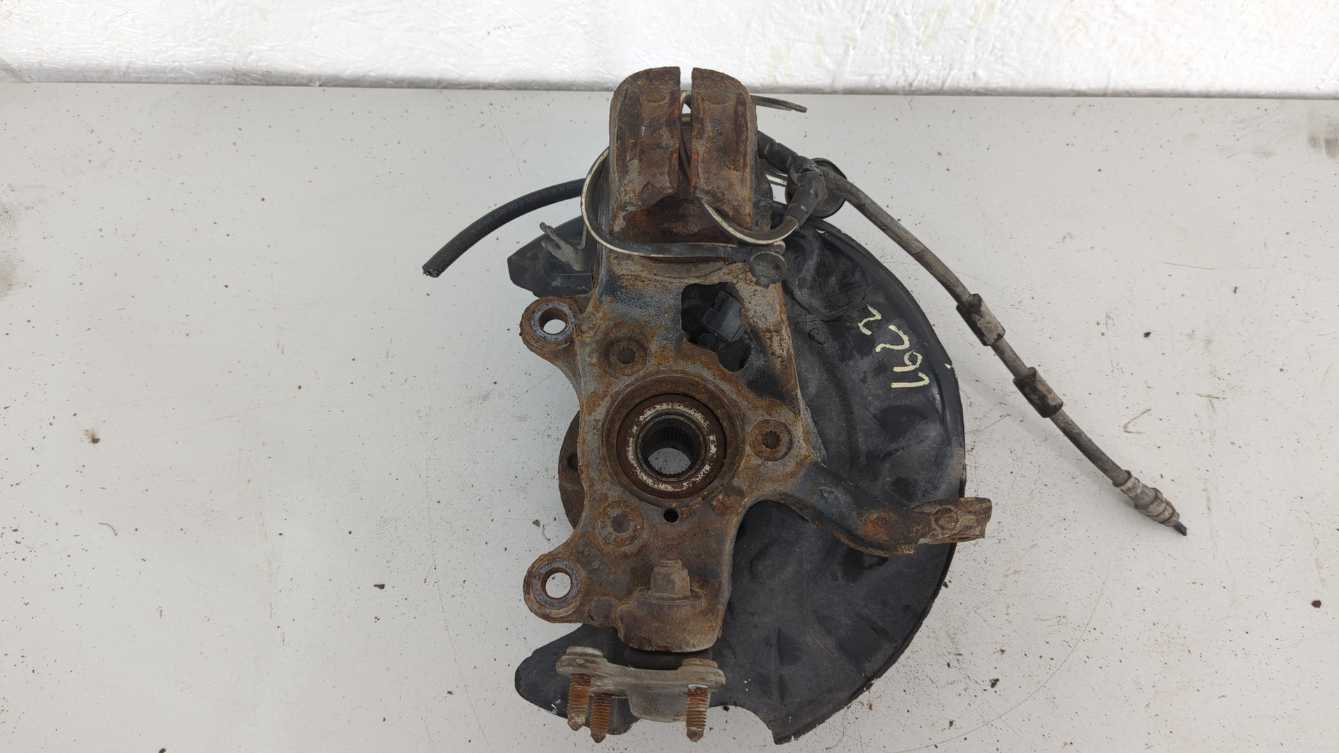 Кулак поворотный передний правый