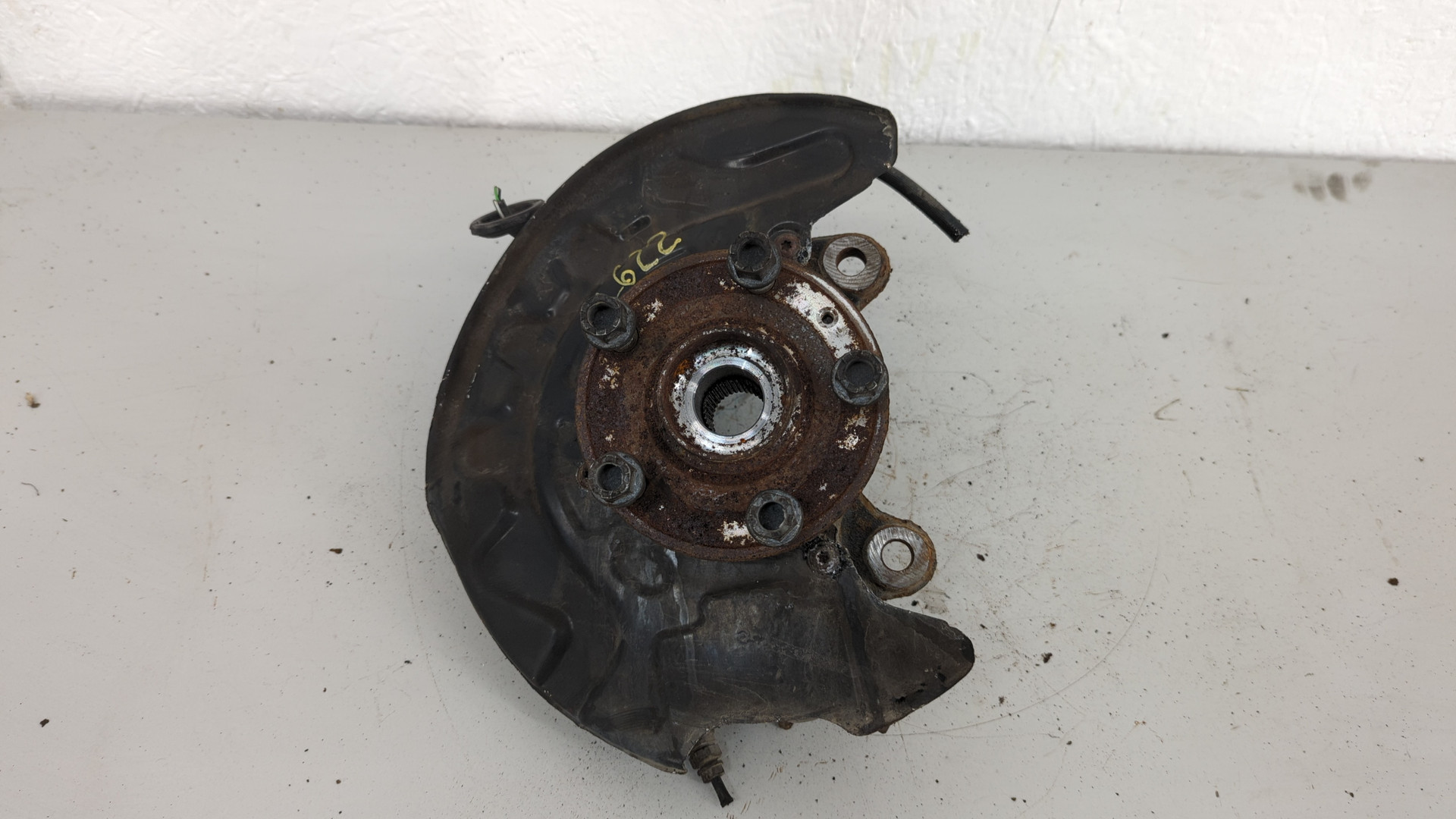 Кулак поворотный передний правый