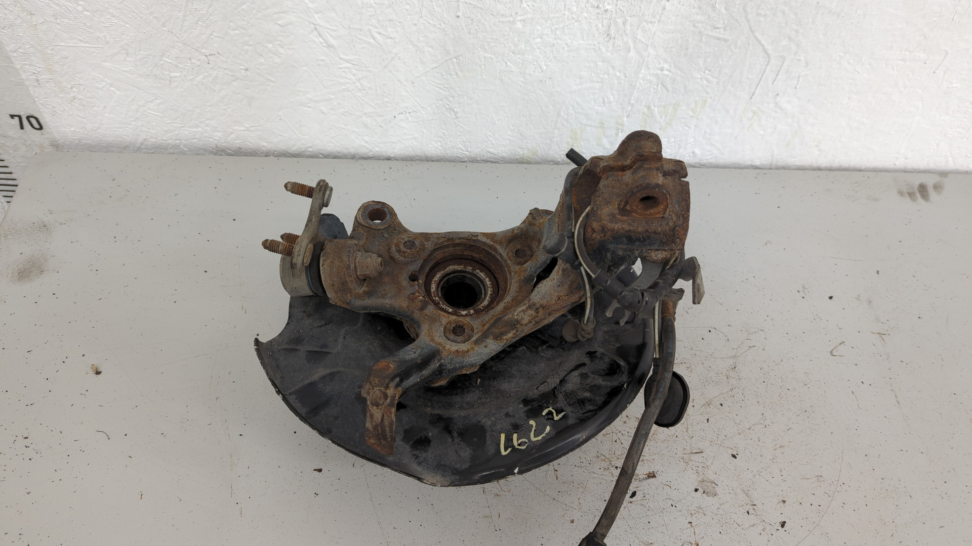 Кулак поворотный передний правый