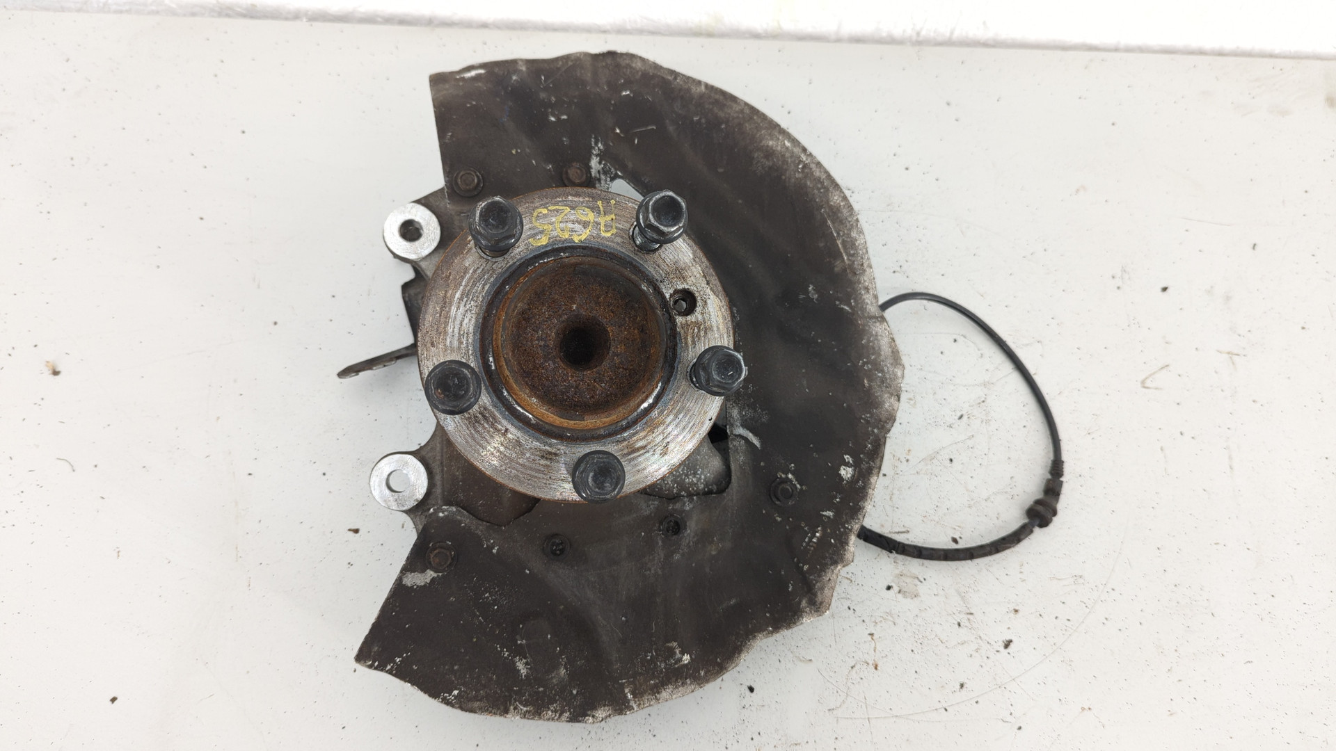 Кулак поворотный передний правый