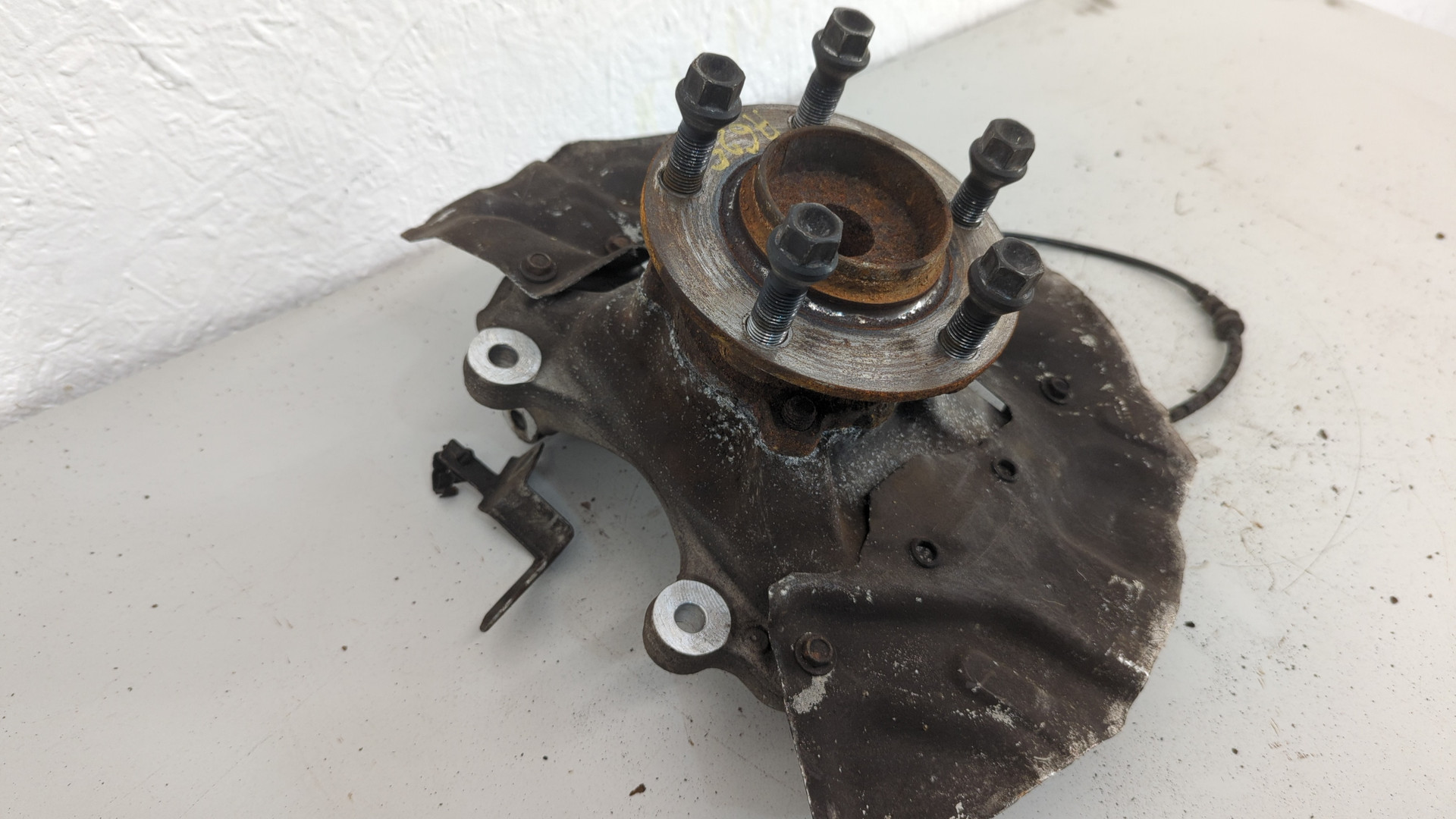 Кулак поворотный передний правый