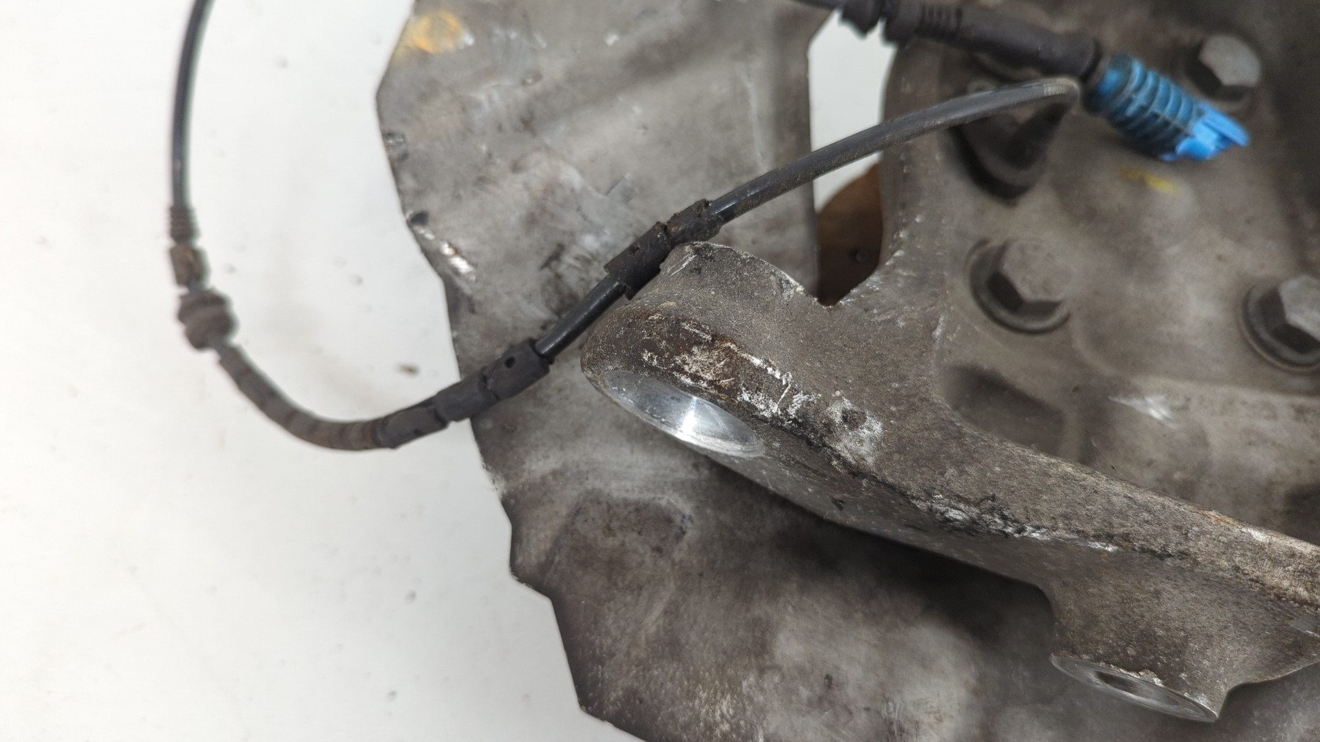 Кулак поворотный передний правый