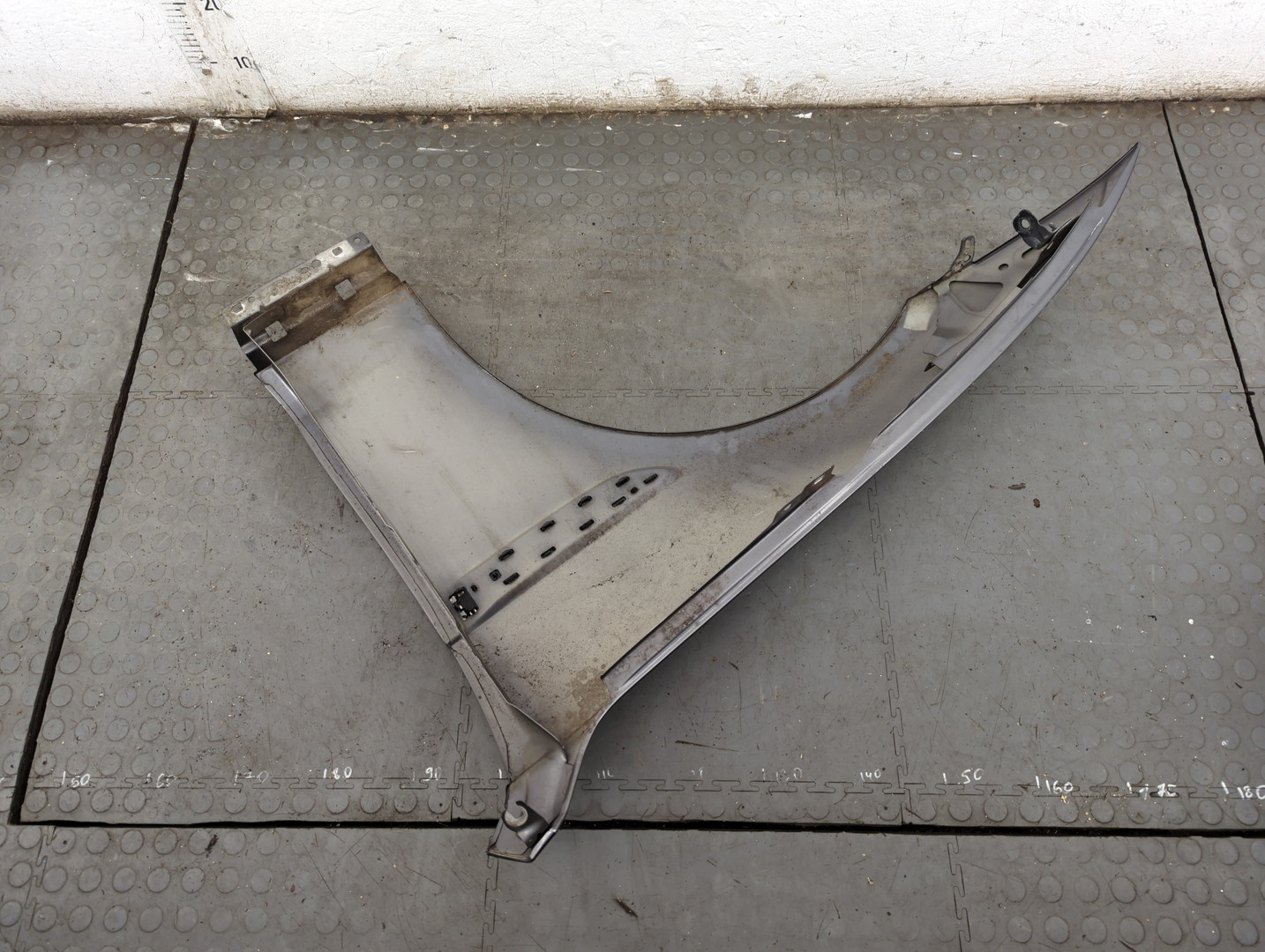 Крыло переднее правое