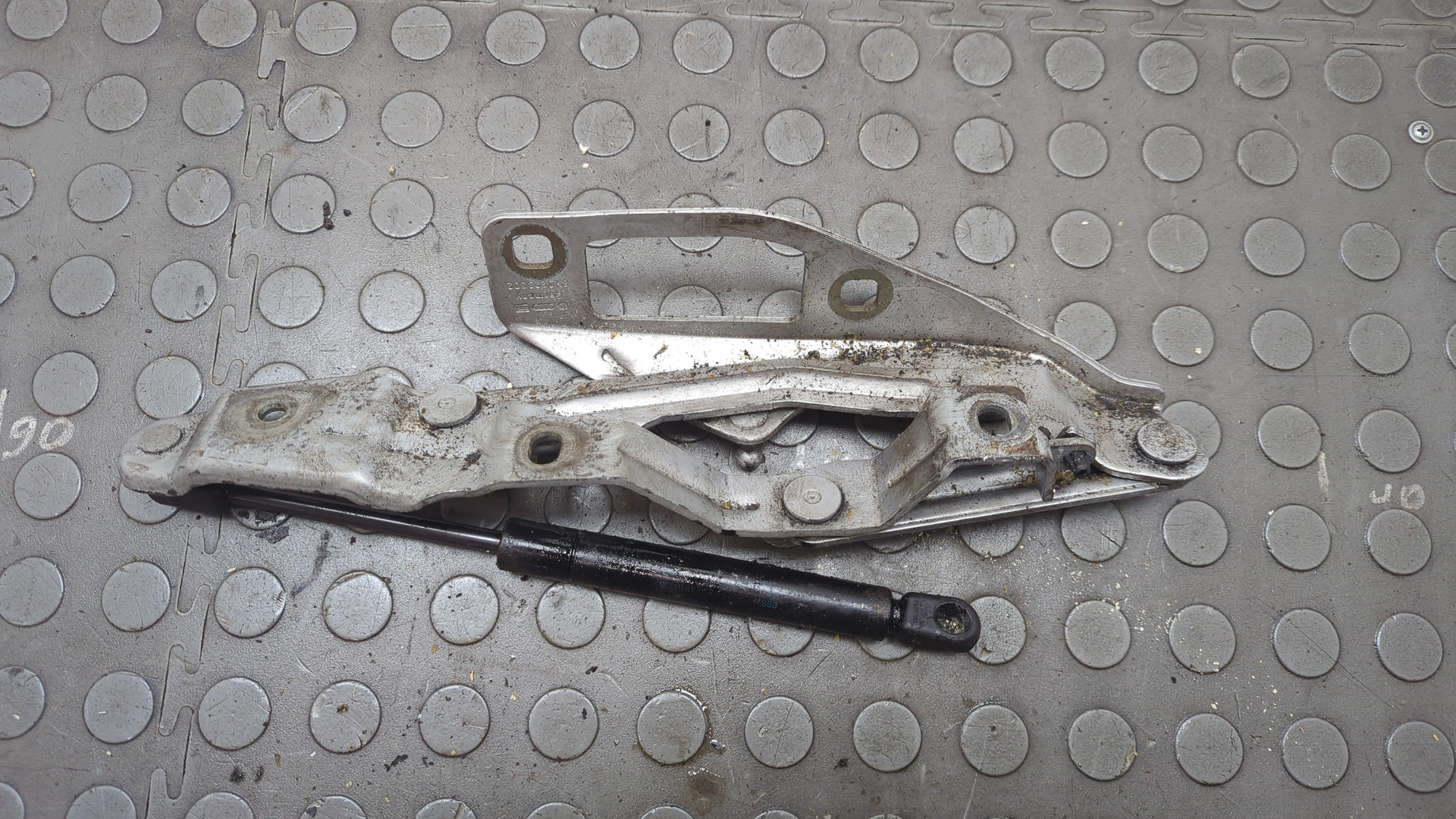 Петля капота левая