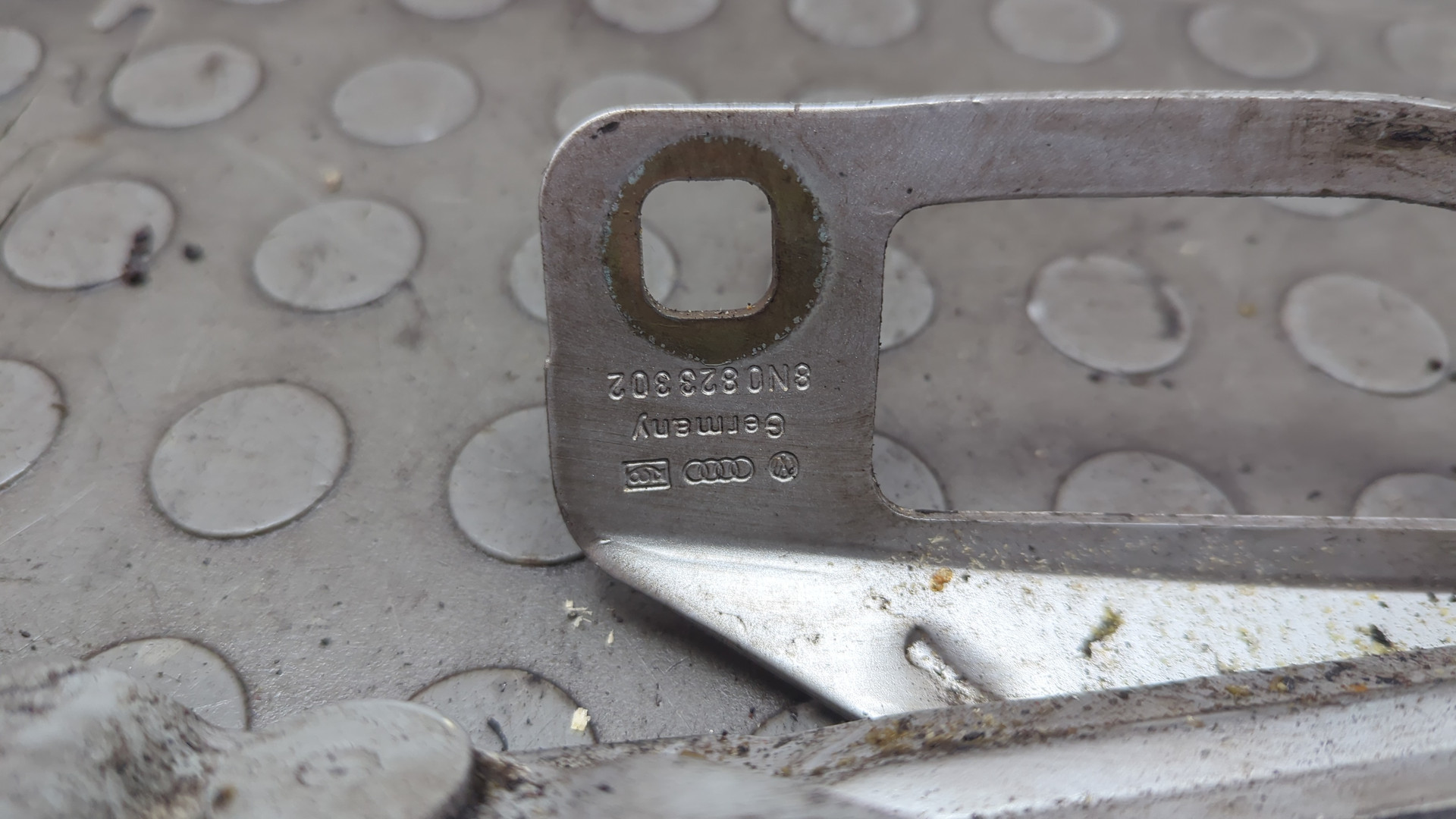 Петля капота левая