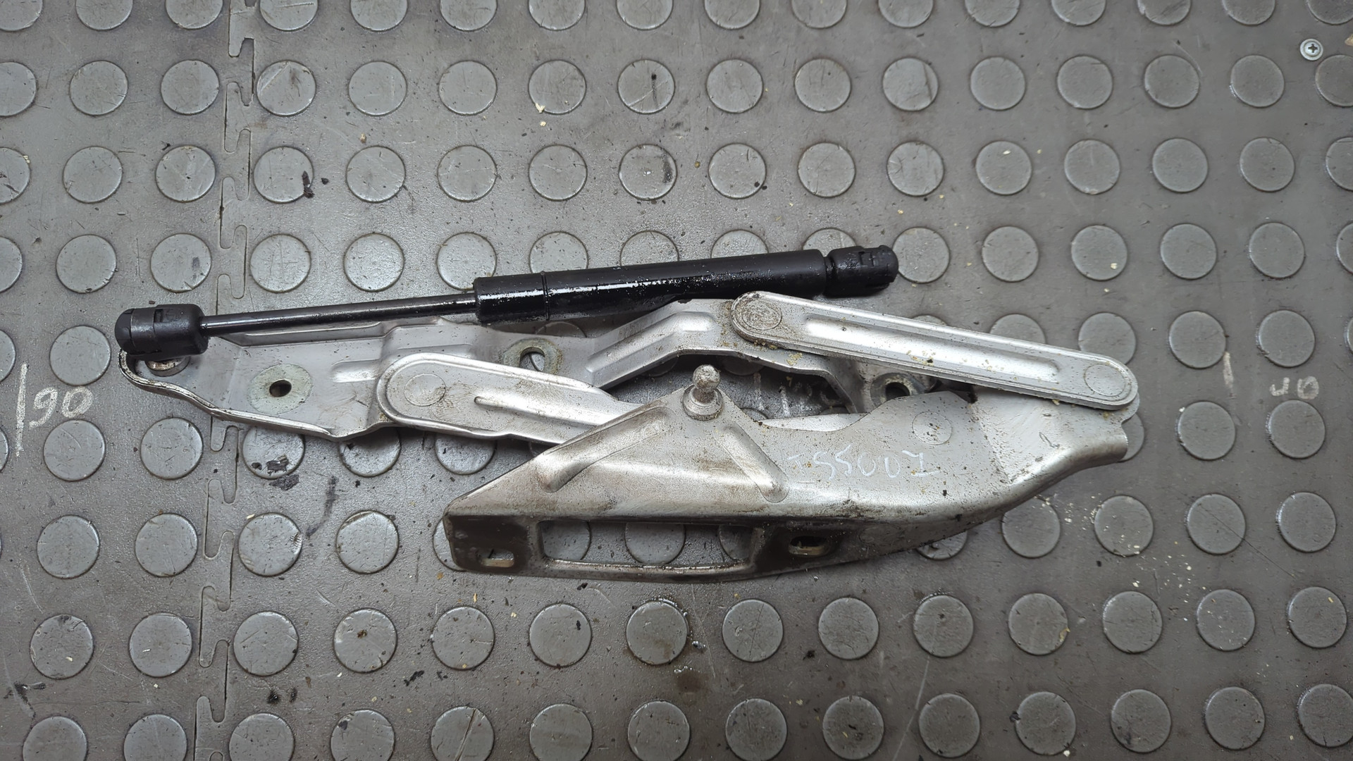 Петля капота левая