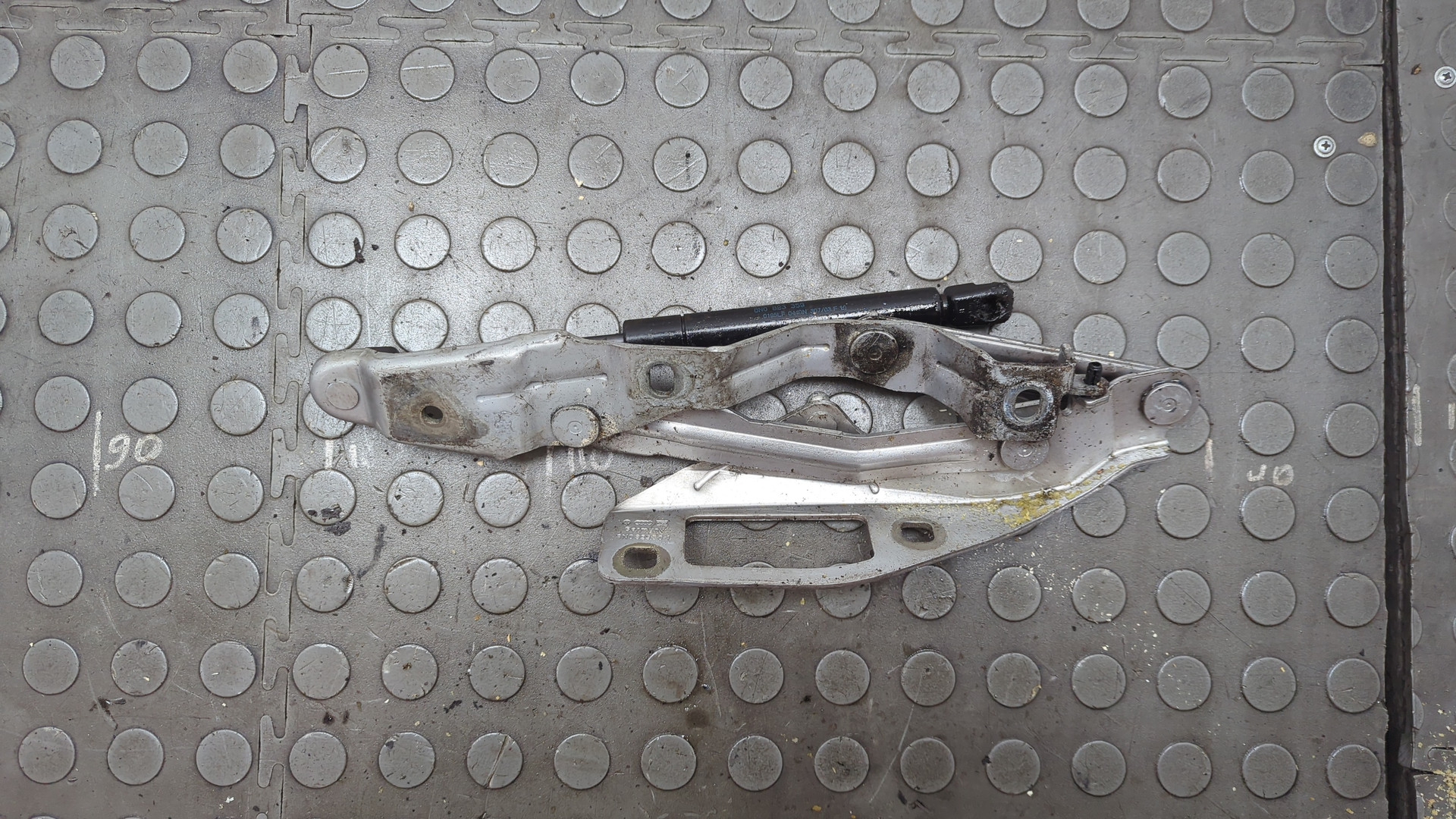 Петля капота правая