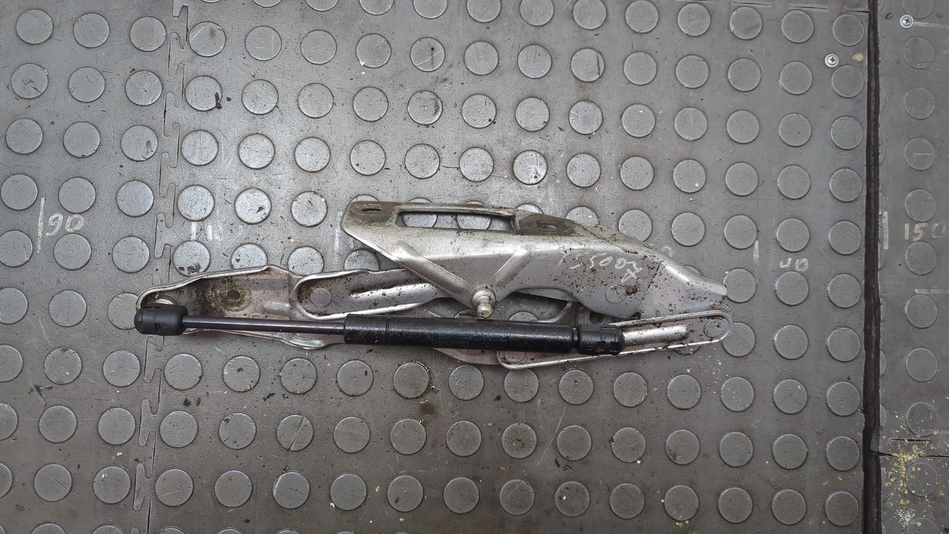 Петля капота правая