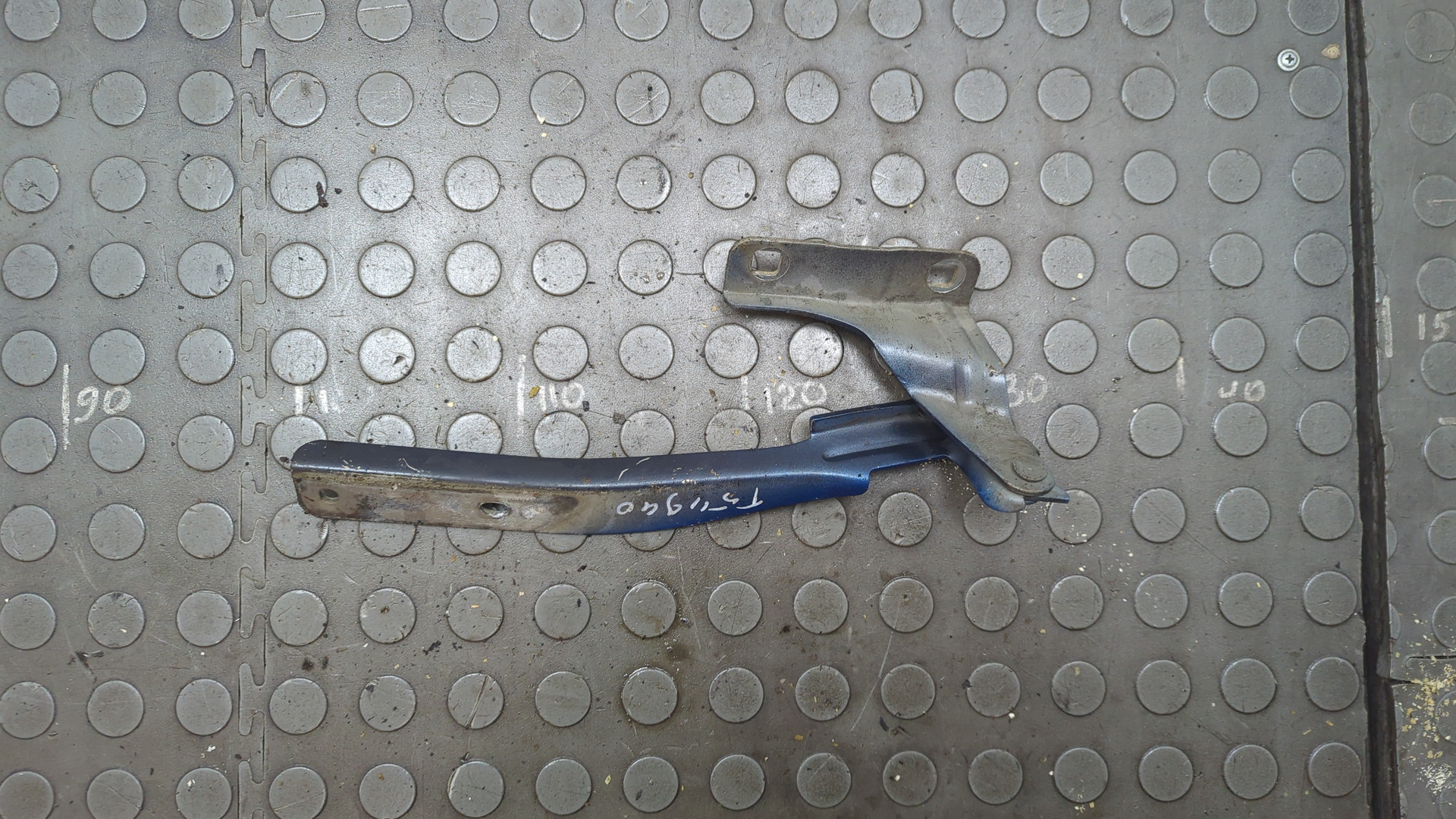 Петля капота левая