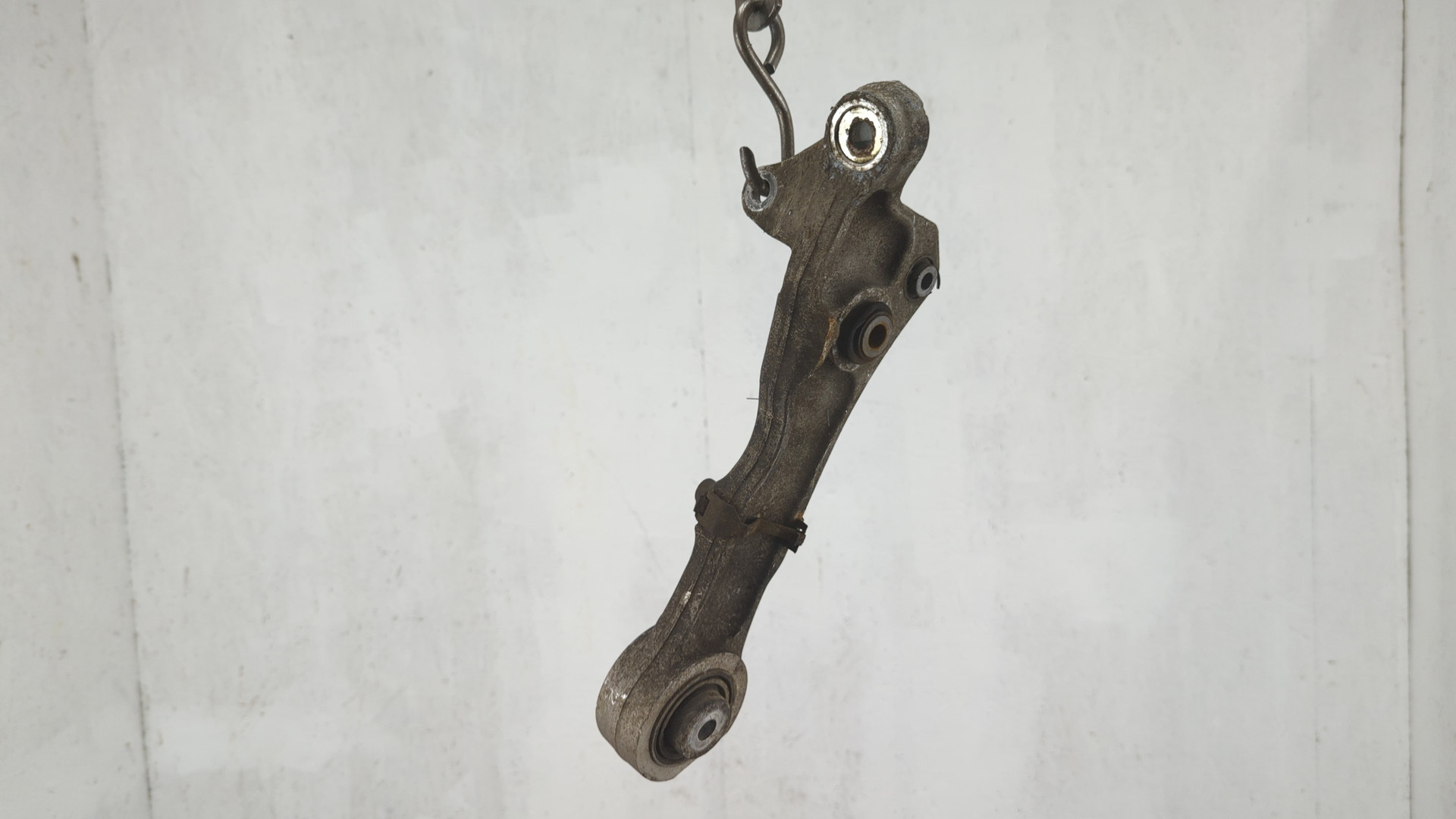 Рычаг передний правый