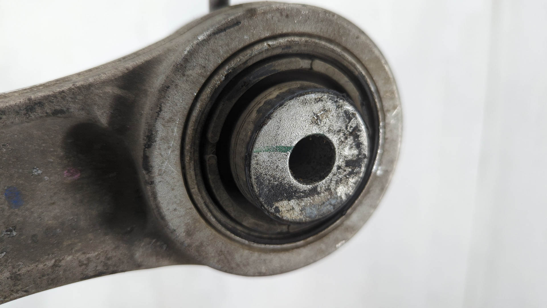 Рычаг передний левый