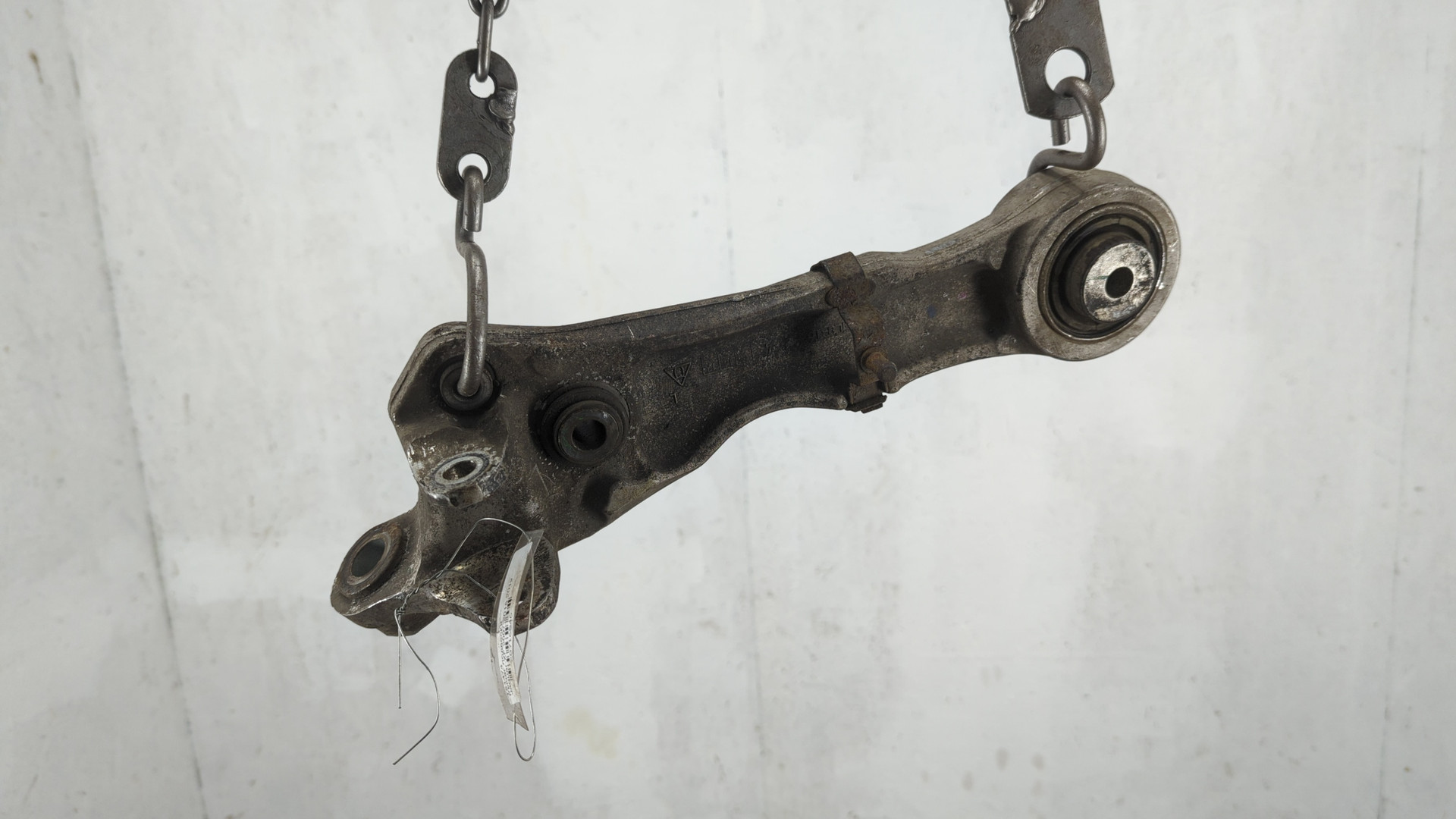 Рычаг передний левый