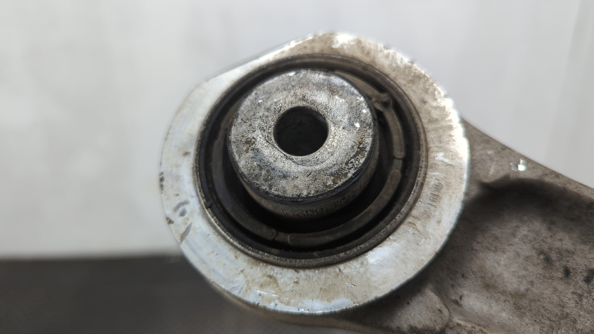 Рычаг передний левый