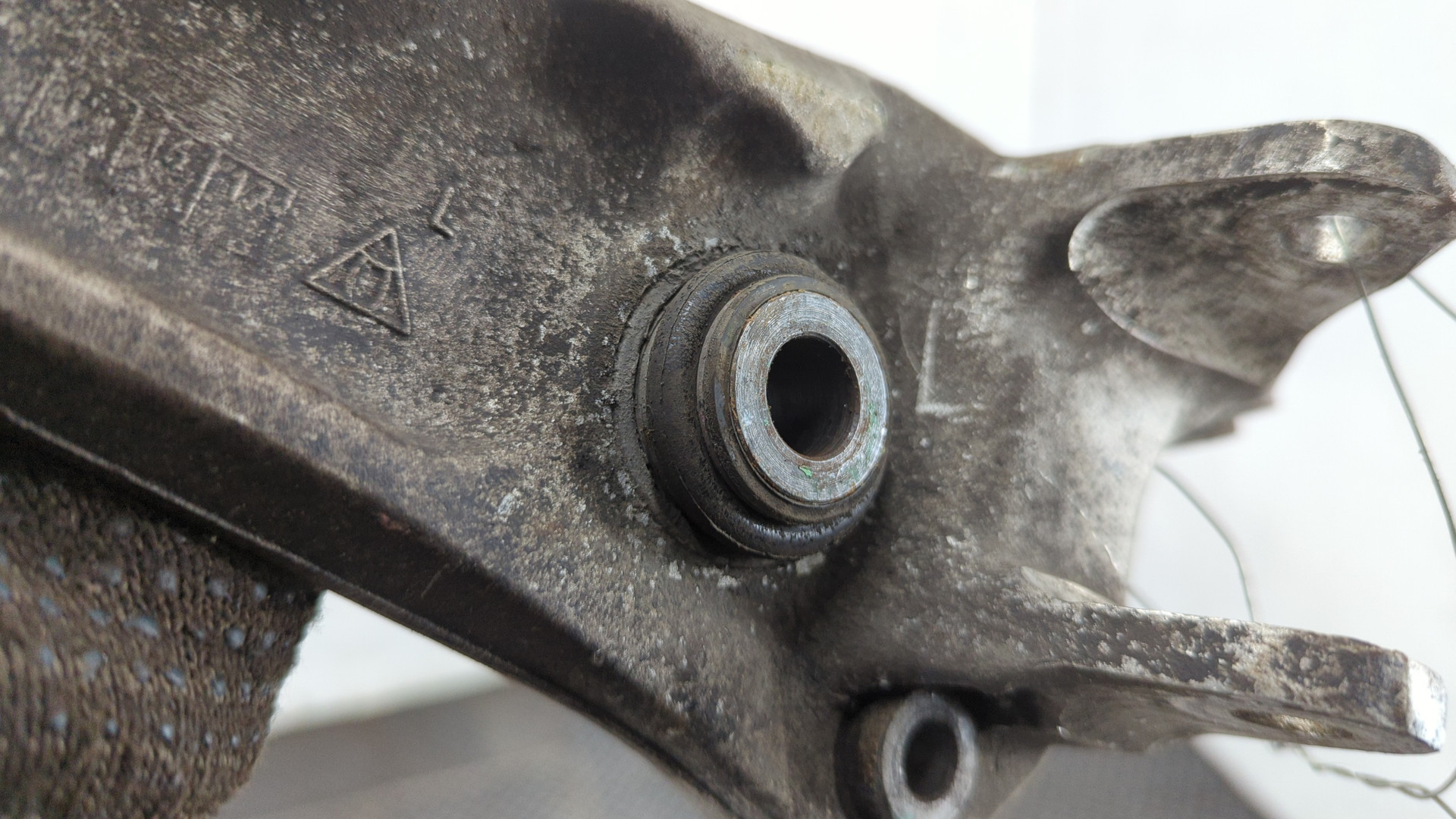 Рычаг передний левый