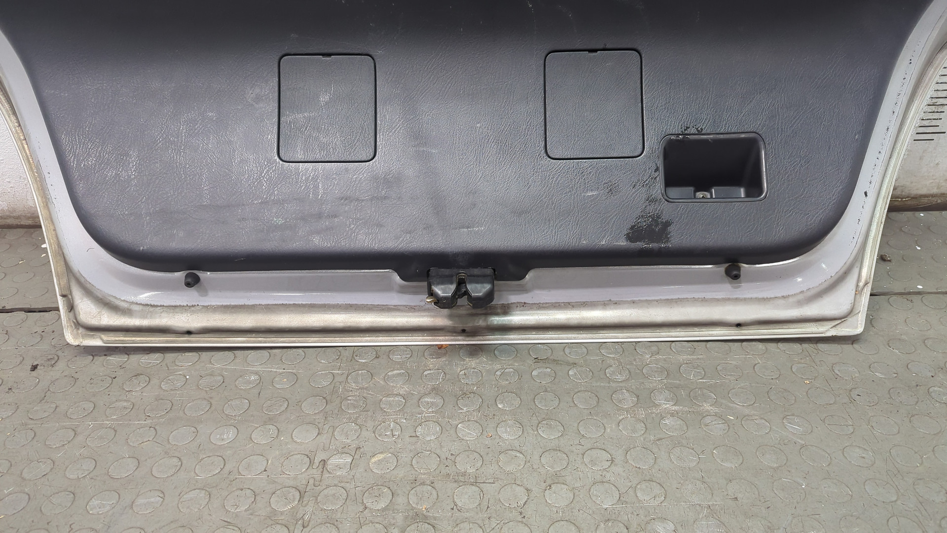 Дверь багажника