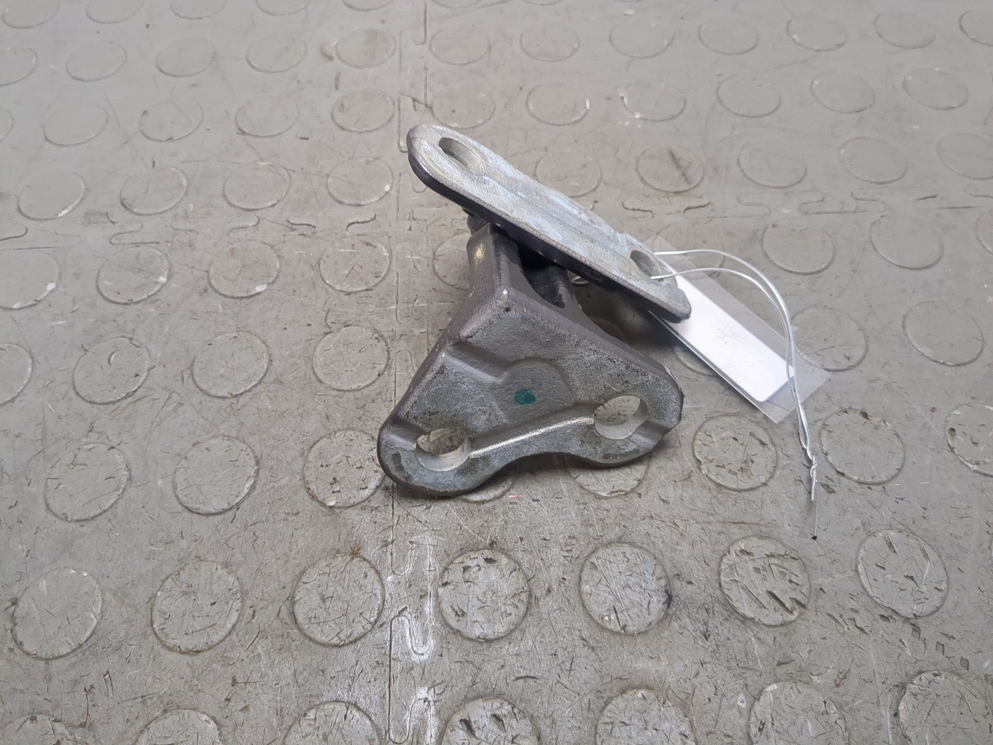 Петля двери