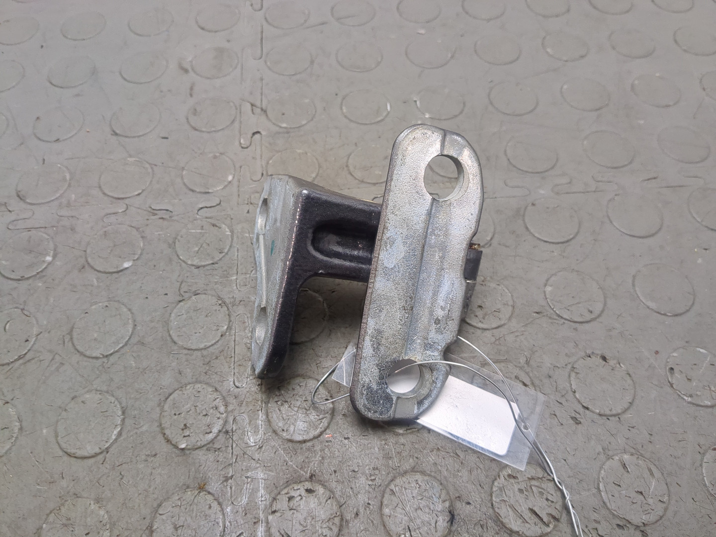 Петля двери