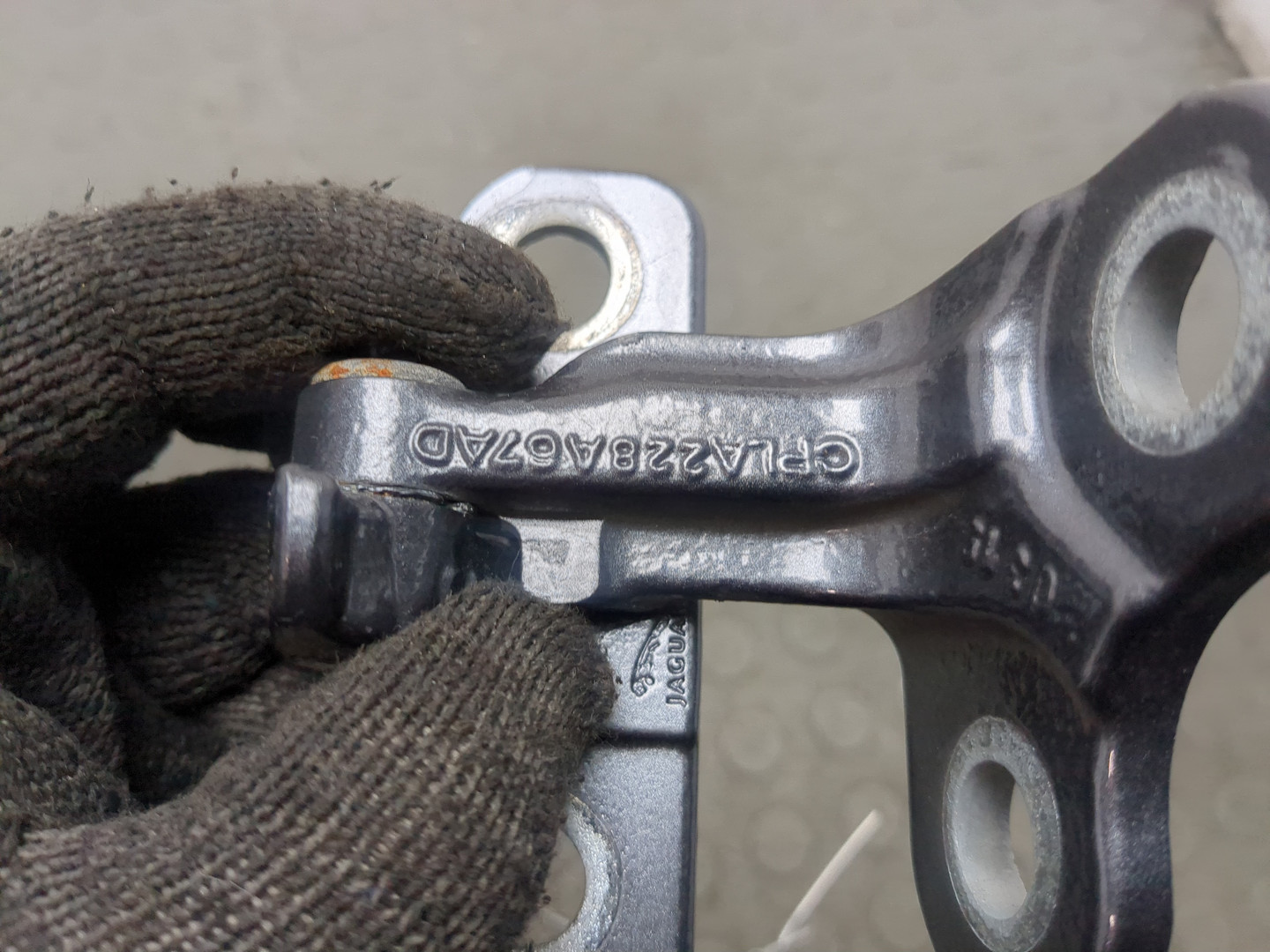 Петля двери