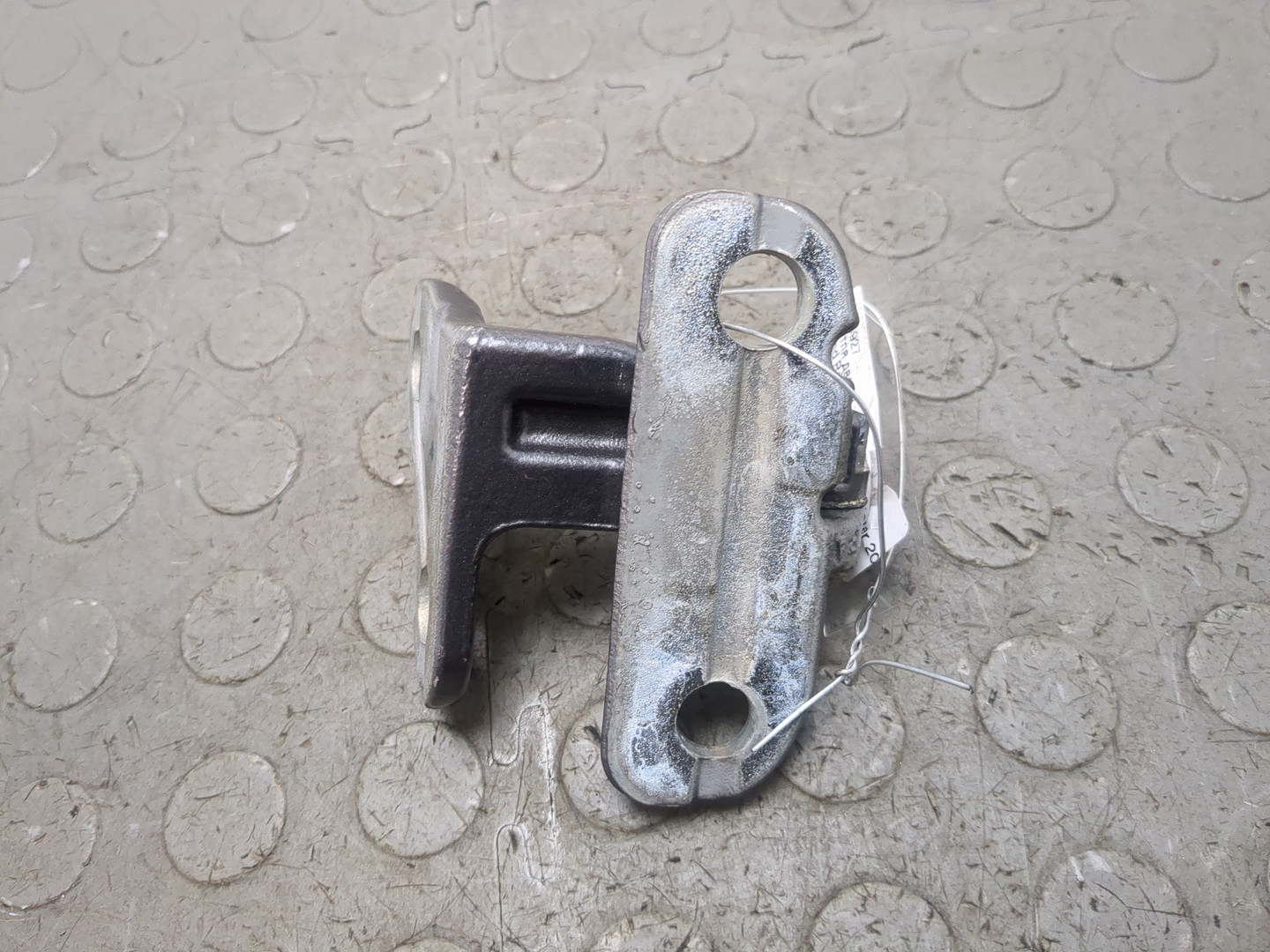 Петля двери